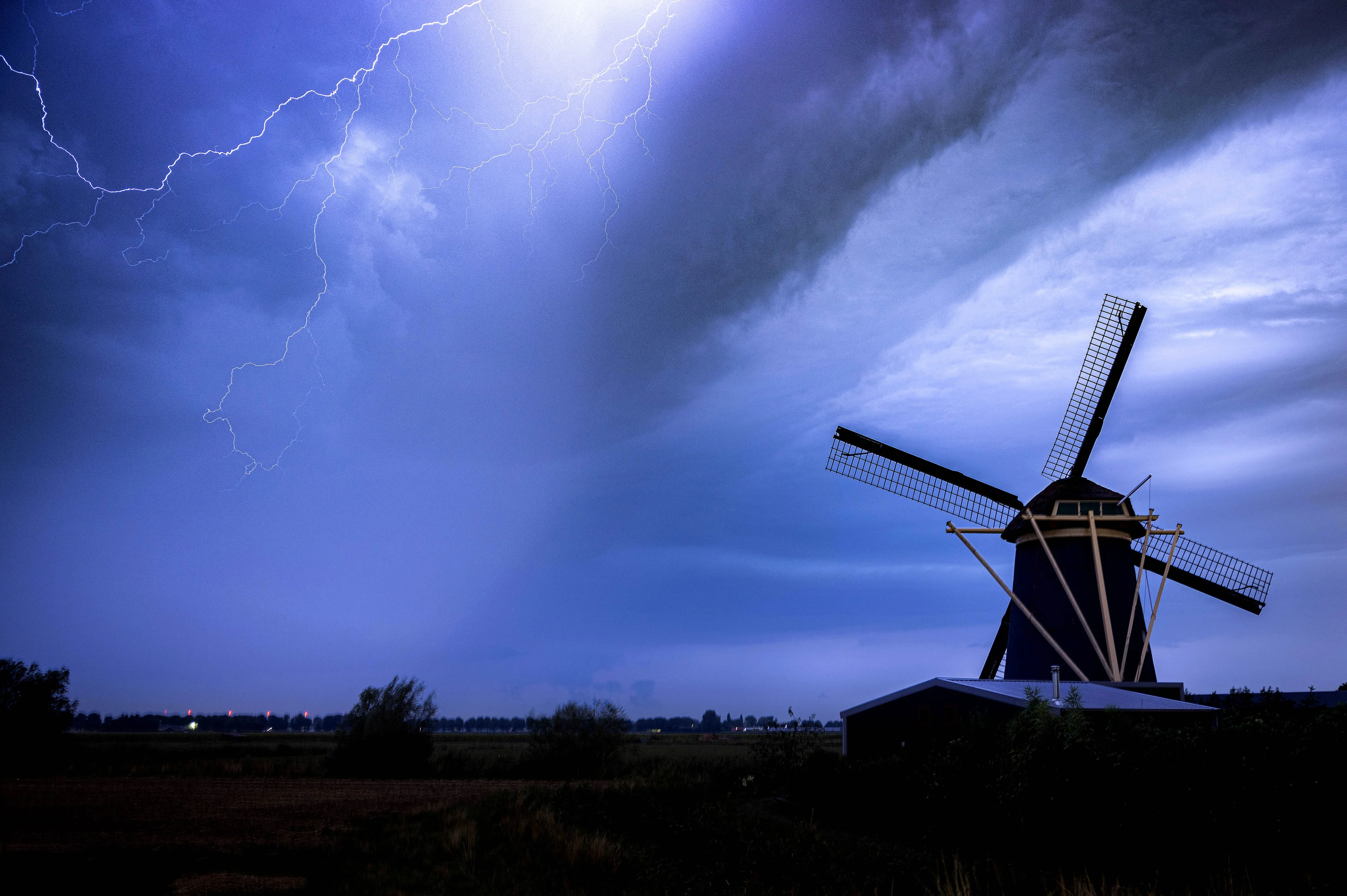 KNMI waarschuwt voor stevige onweersbuien met hagel en harde windstoten