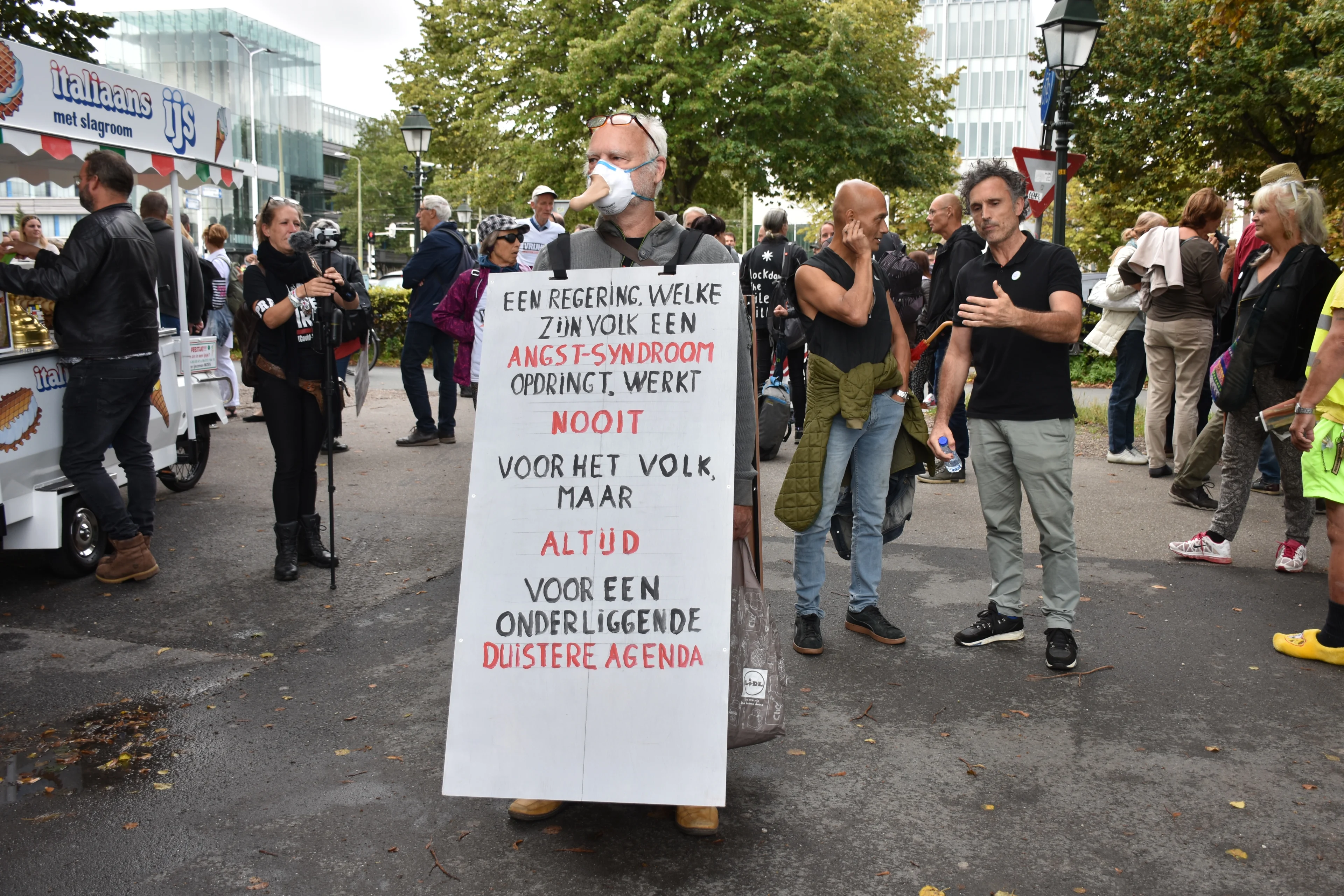 Confrontatie bij demonstratie tegen coronawet in Den Haag, burgemeester beëindigt betoging