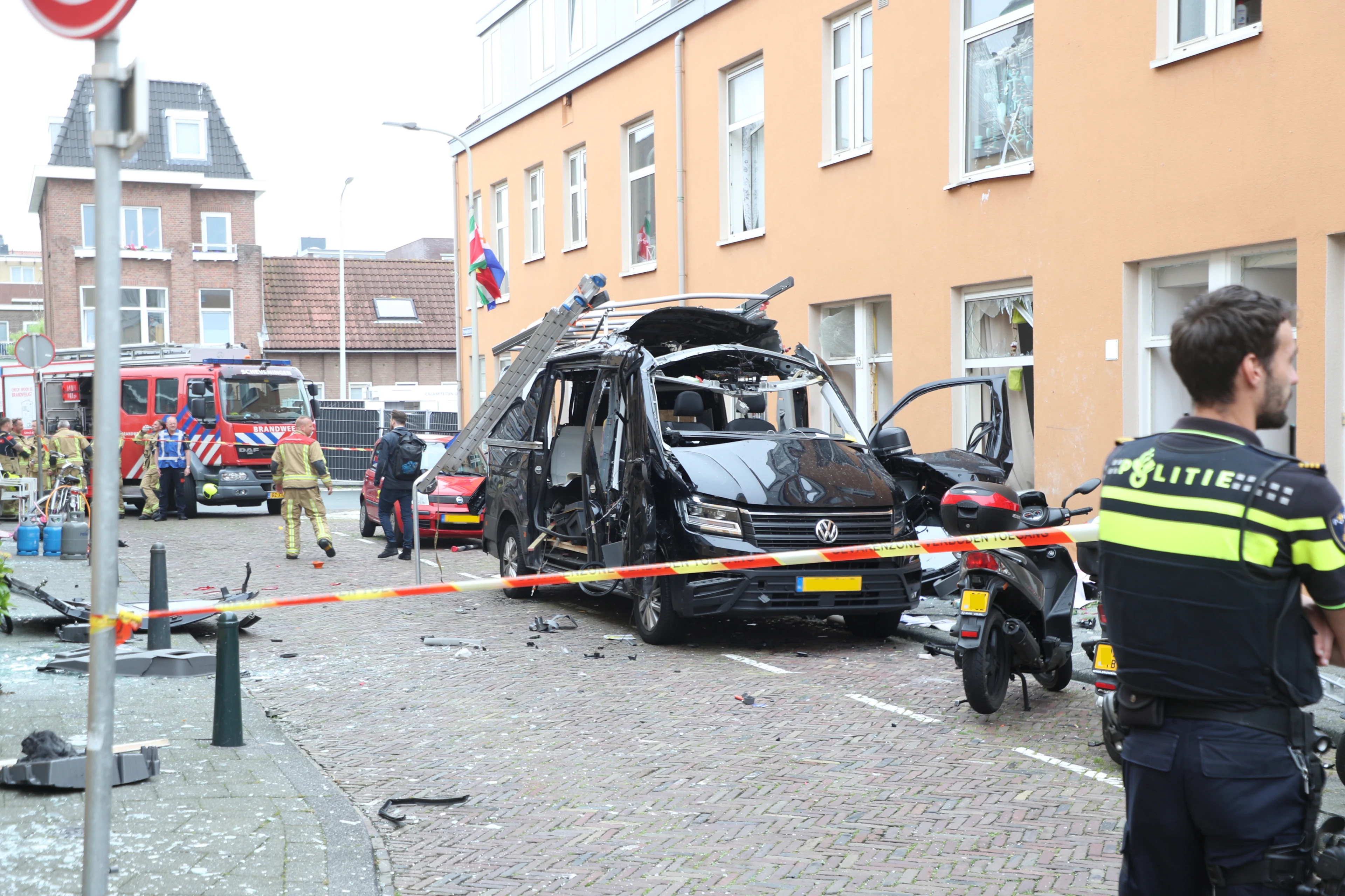 Bedrijfsbus explodeert in Scheveningen, enorme ravage op straat