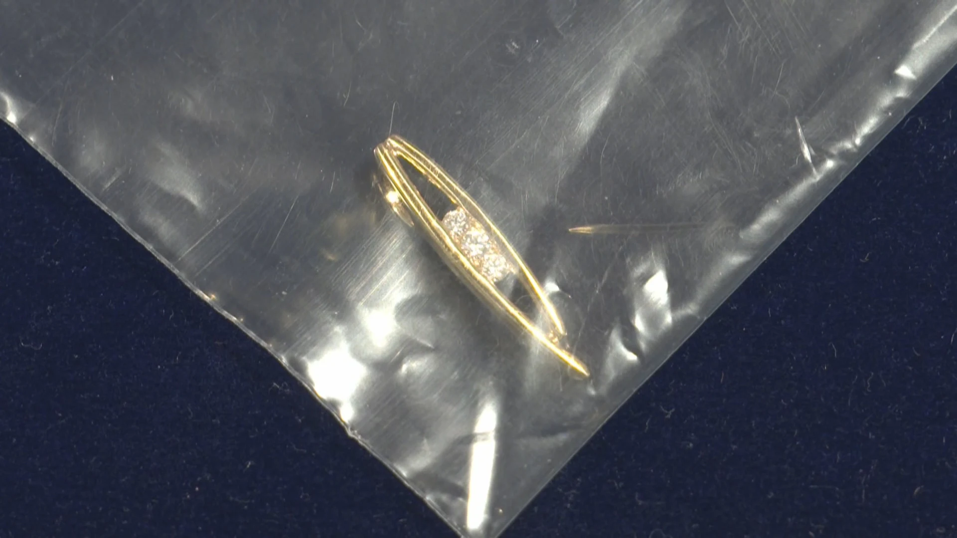 Dief slikt sieraad door: juwelier krijgt het na dagen terug