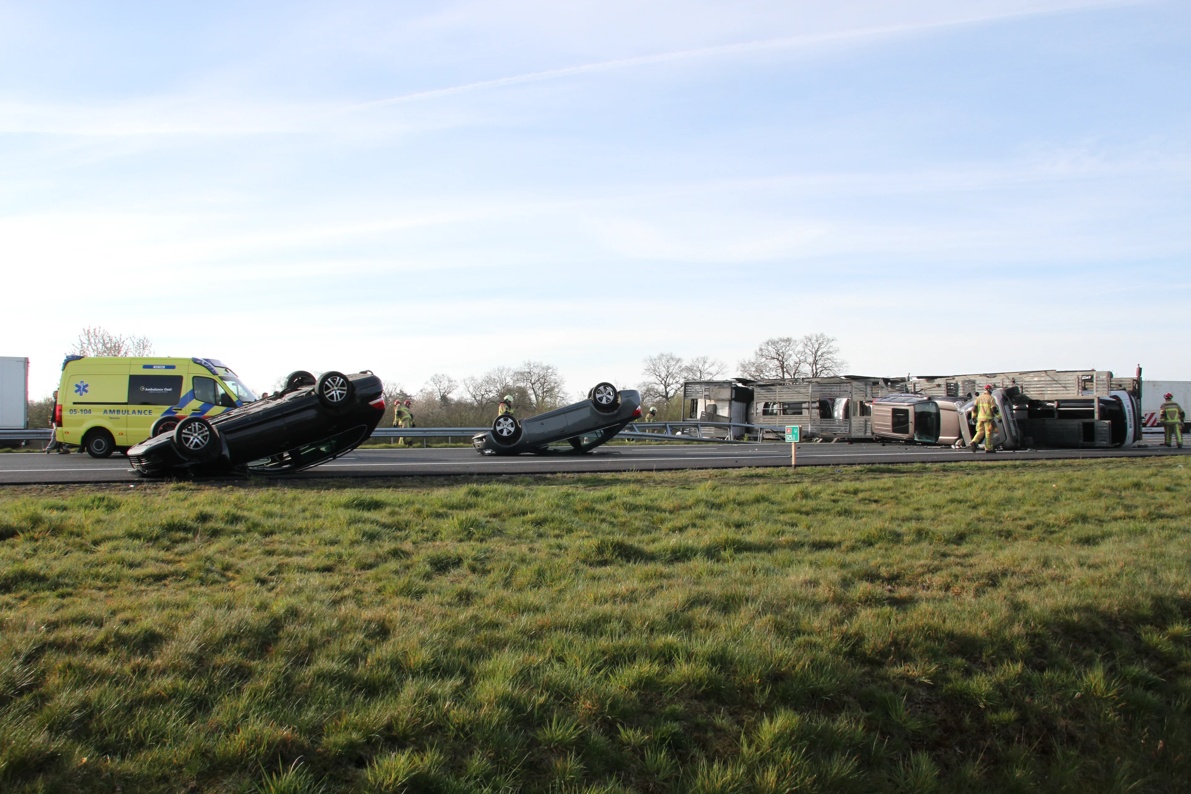 Vrachtwagen kantelt en verliest lading auto's op A1 bij Holten