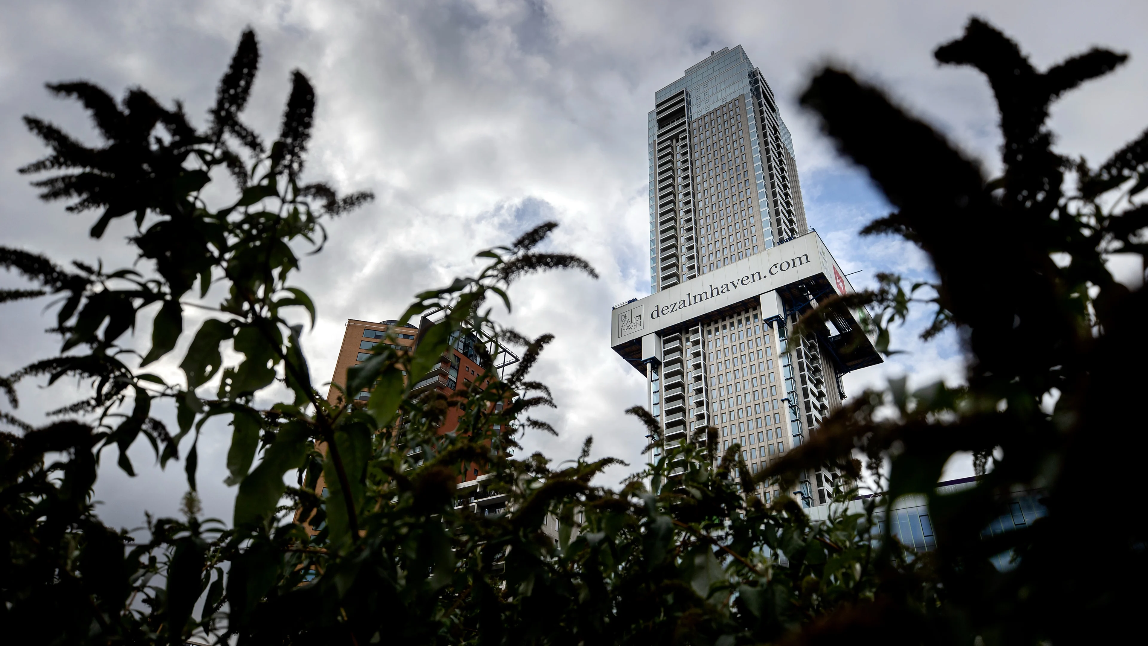 Woontoren Zalmhaven bereikt 215 meter, hoogste gebouw van de lage landen