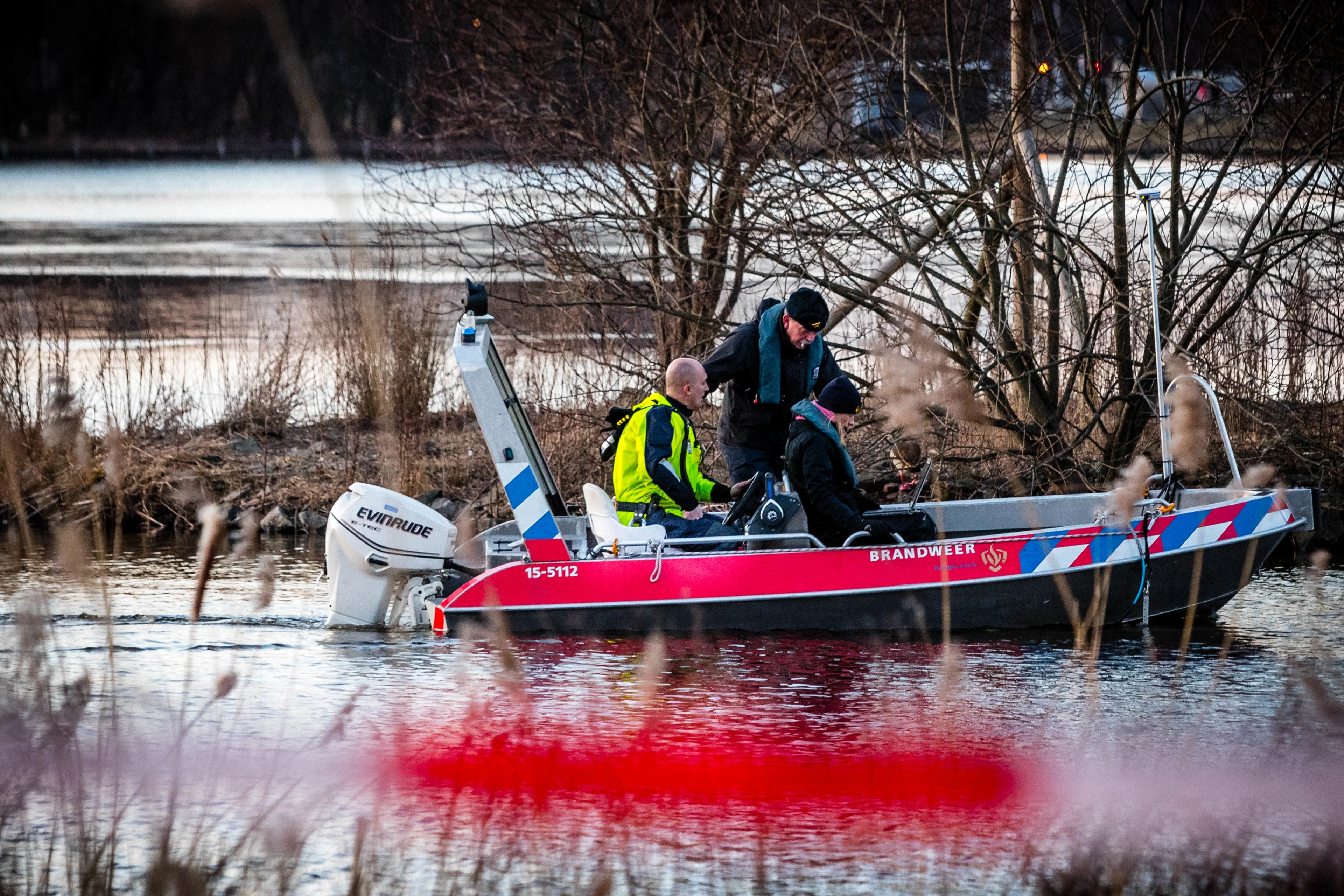 Auto met vier inzittenden te water in Amsterdam, moeder nog vermist