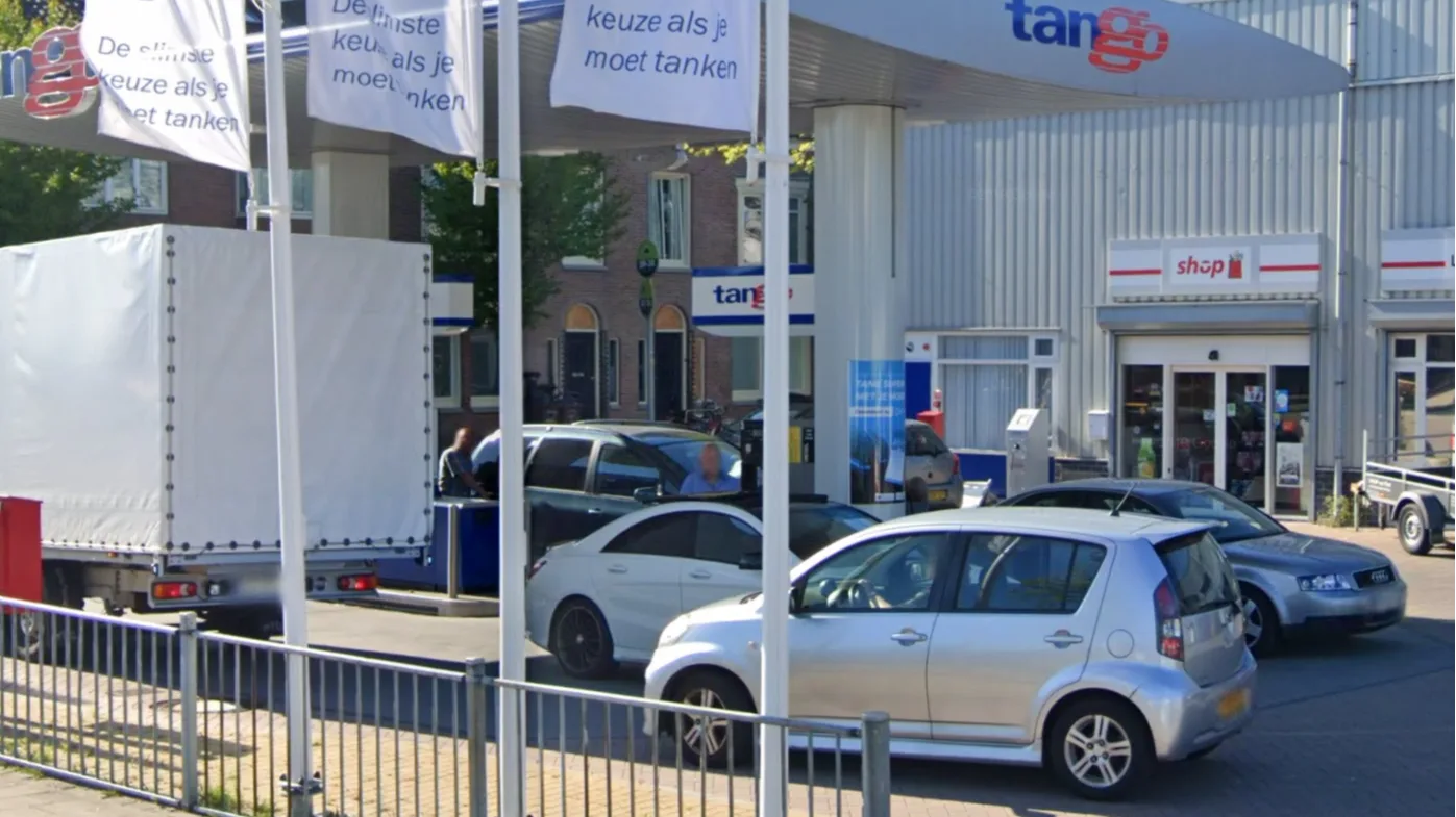Chaos bij Amsterdams tankstation, man 'trakteert' bestuurders op volle tank