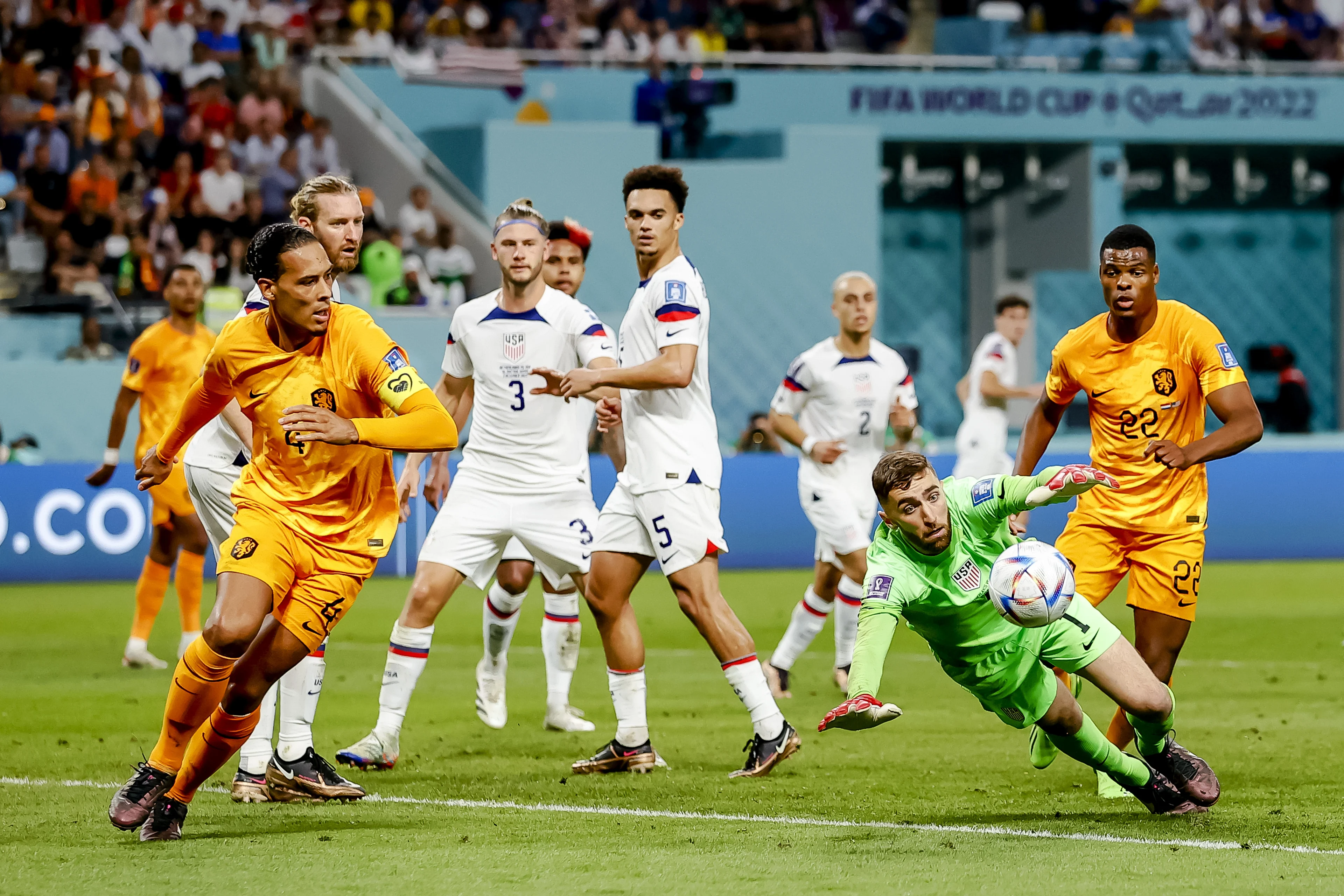 Buitenlandse media spreken van een 'meedogenloos Oranje', lovend over Dumfries