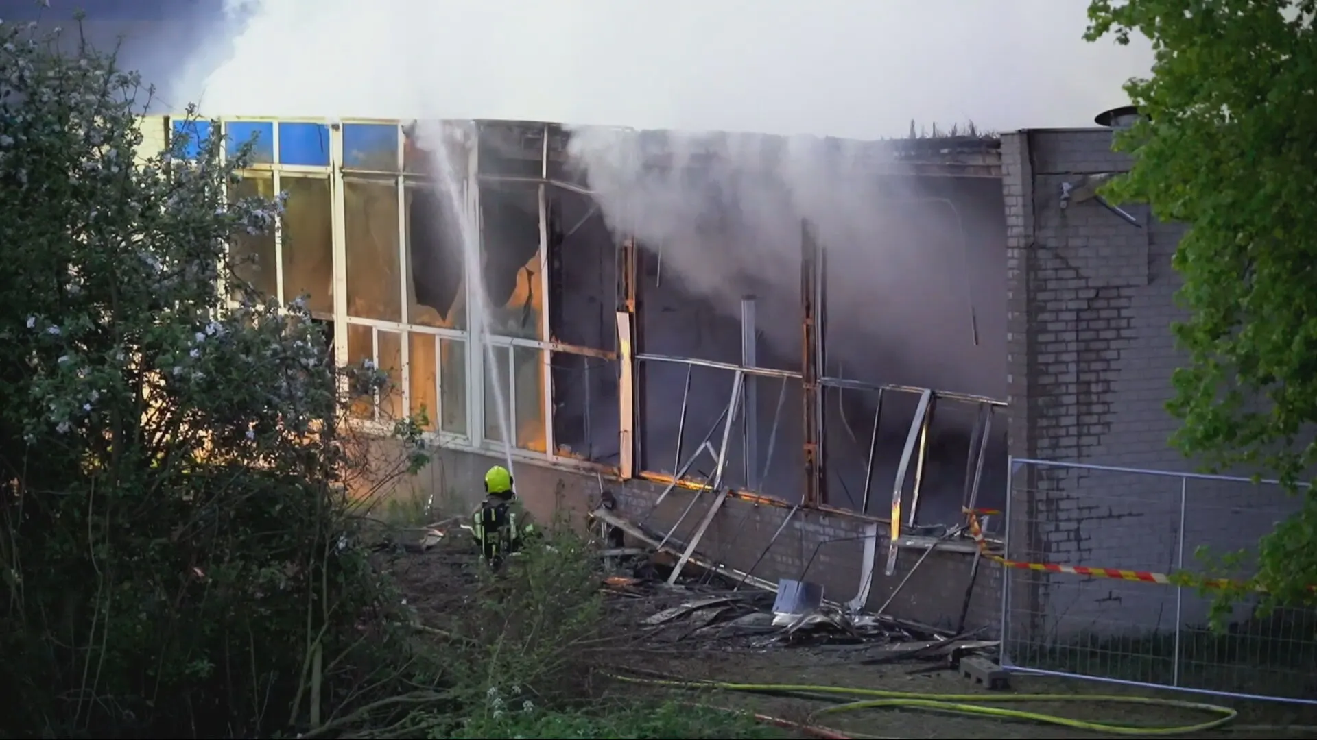 Grote brand in schoolgebouw zet Gorinchem in de rook: 'Sluit ramen en deuren'