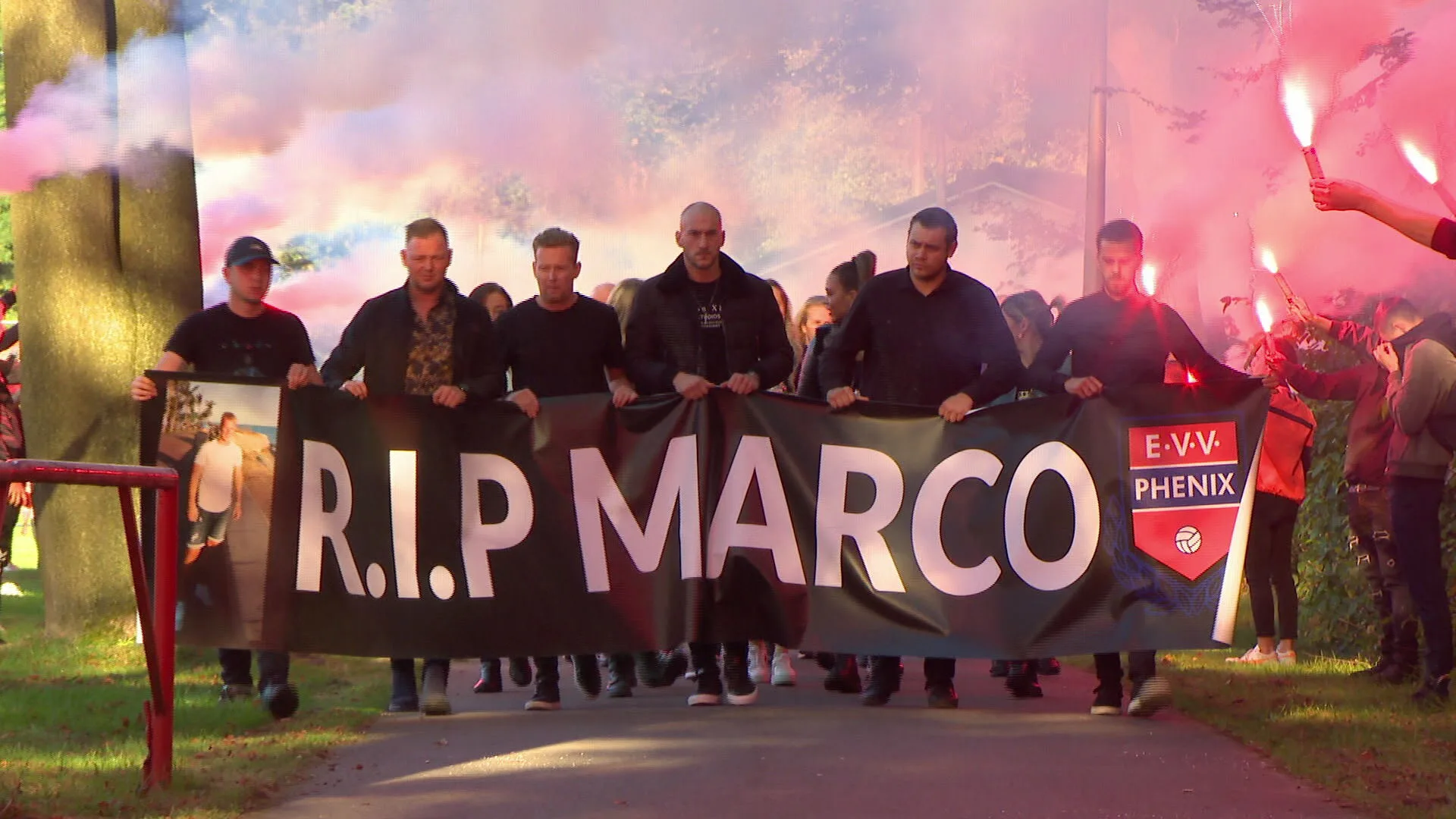Fakkels en bloemen voor overleden Marco (26) bij stille tocht