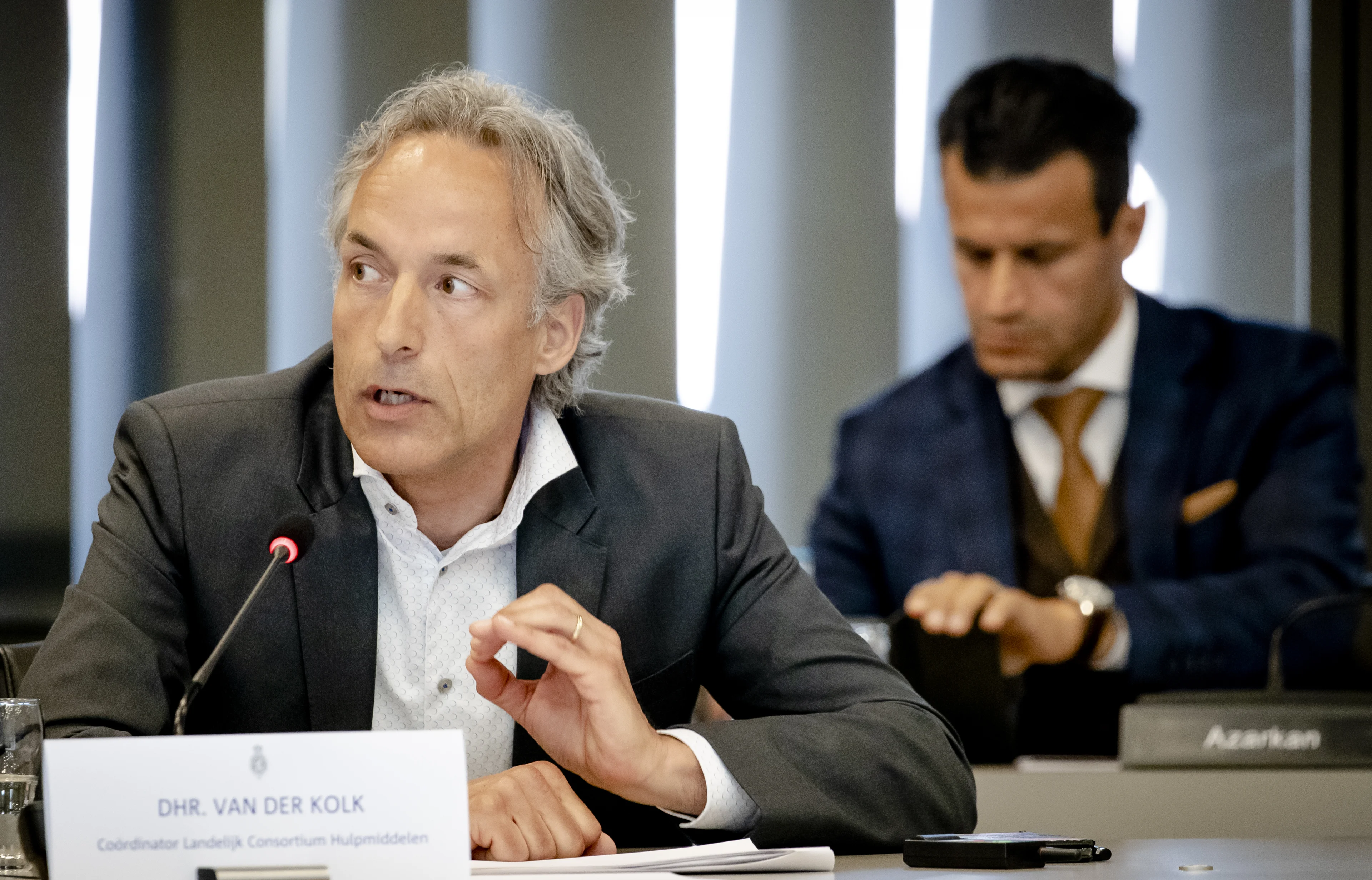 Problemen bij jassen en schorten voor zorg, wel voldoende medische mondmaskers