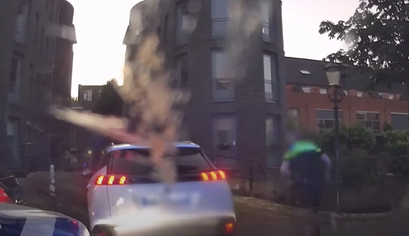 ZIEN: Wegpiraat (16) scheurt met 140 km/h in gestolen auto door Amersfoort