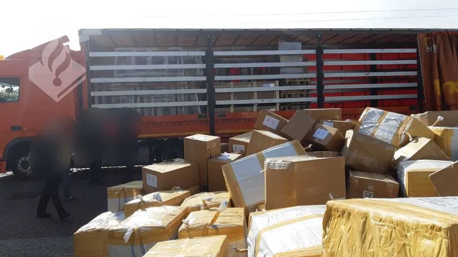 Politie ontdekt enorme partij nepmerkkleding in bedrijfspand Schiedam