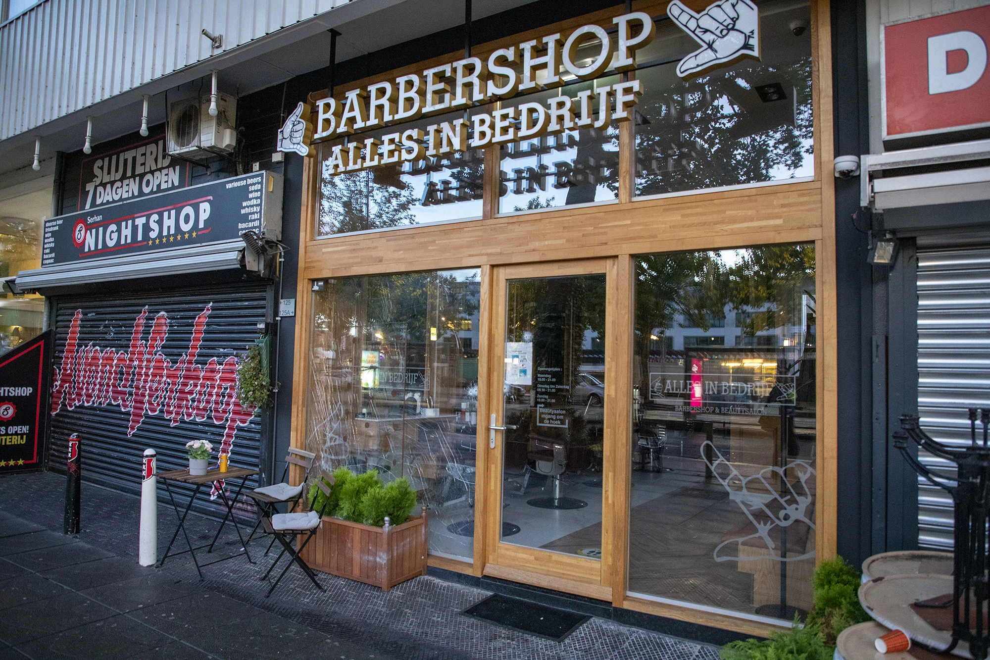 Burgemeester Halsema sluit Amsterdamse kapperszaak na explosie en beschieting