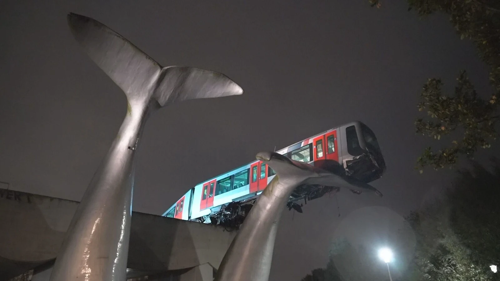 Metro ramt door stootblok in Spijkenisse, hangt tien meter boven de grond