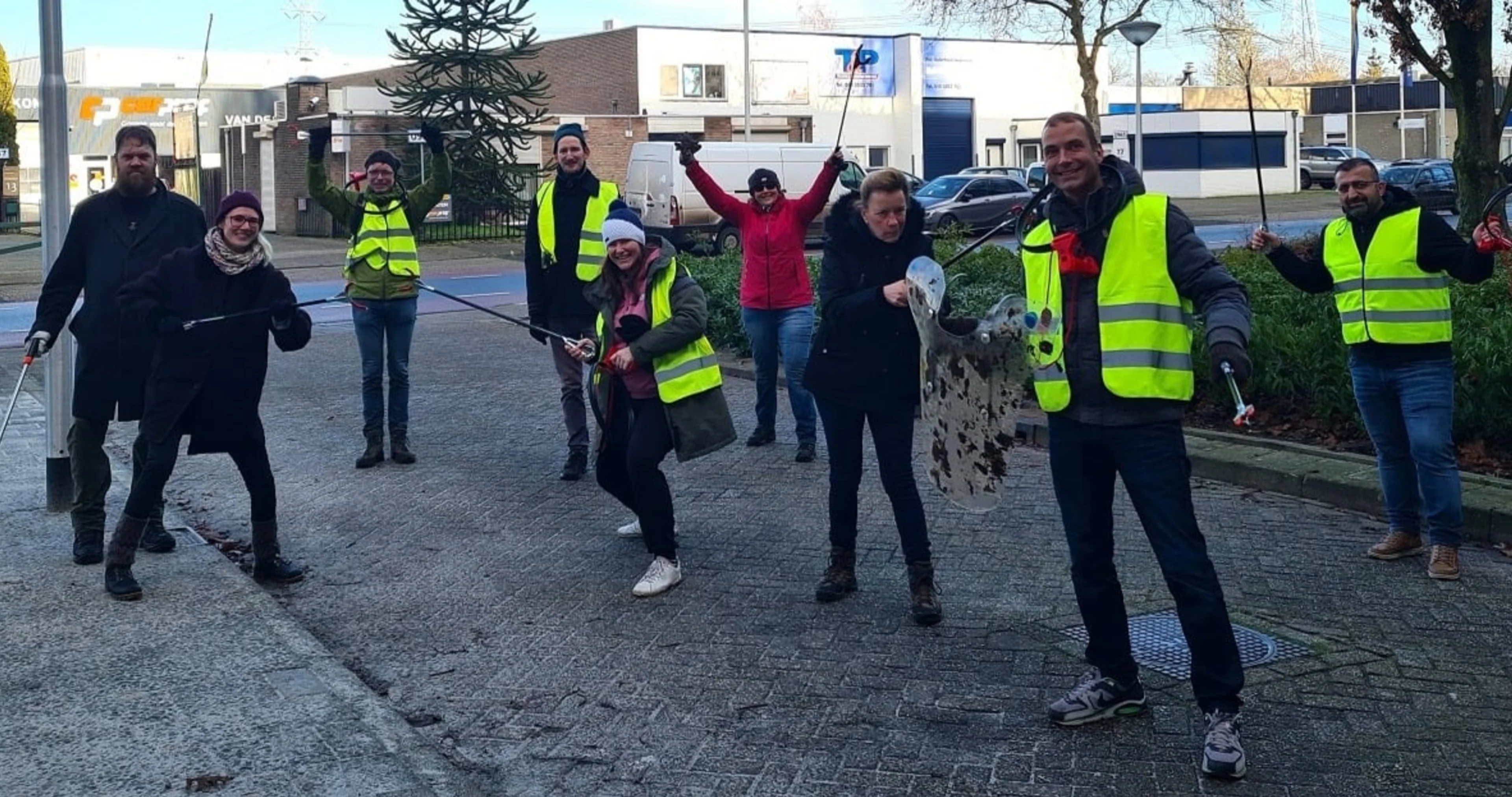 Gina zoekt de vrijwilligers die hielpen puinruimen na de rellen in Eindhoven: 'Het was hartverwarmend!'