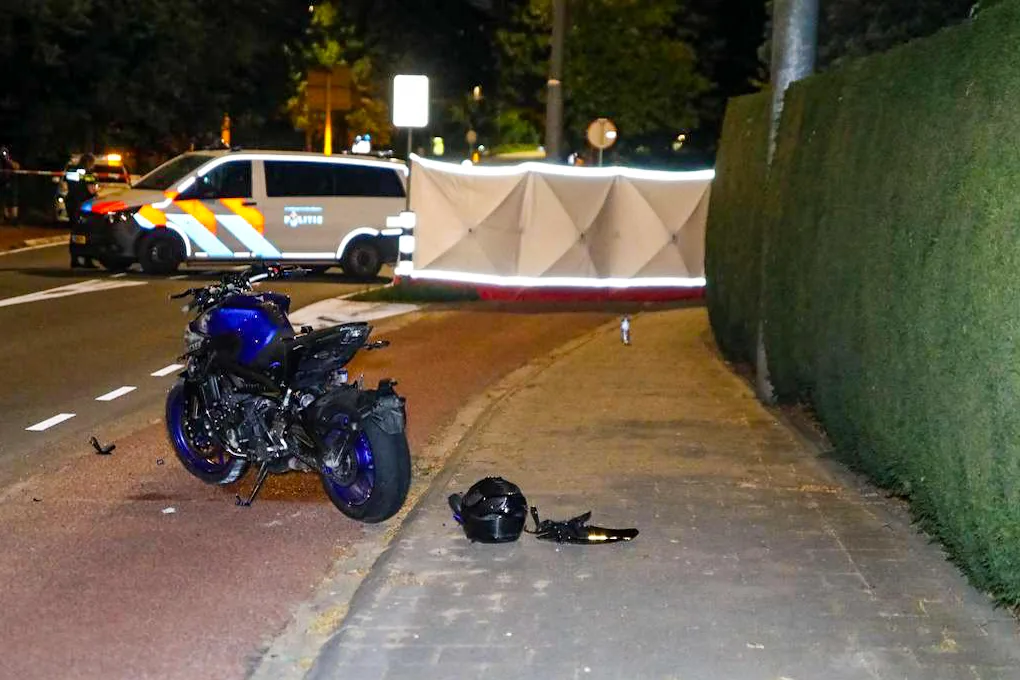 Zwaar ongeval in Oosterbeek: motorrijder (24) overleden, fietser raakt gewond