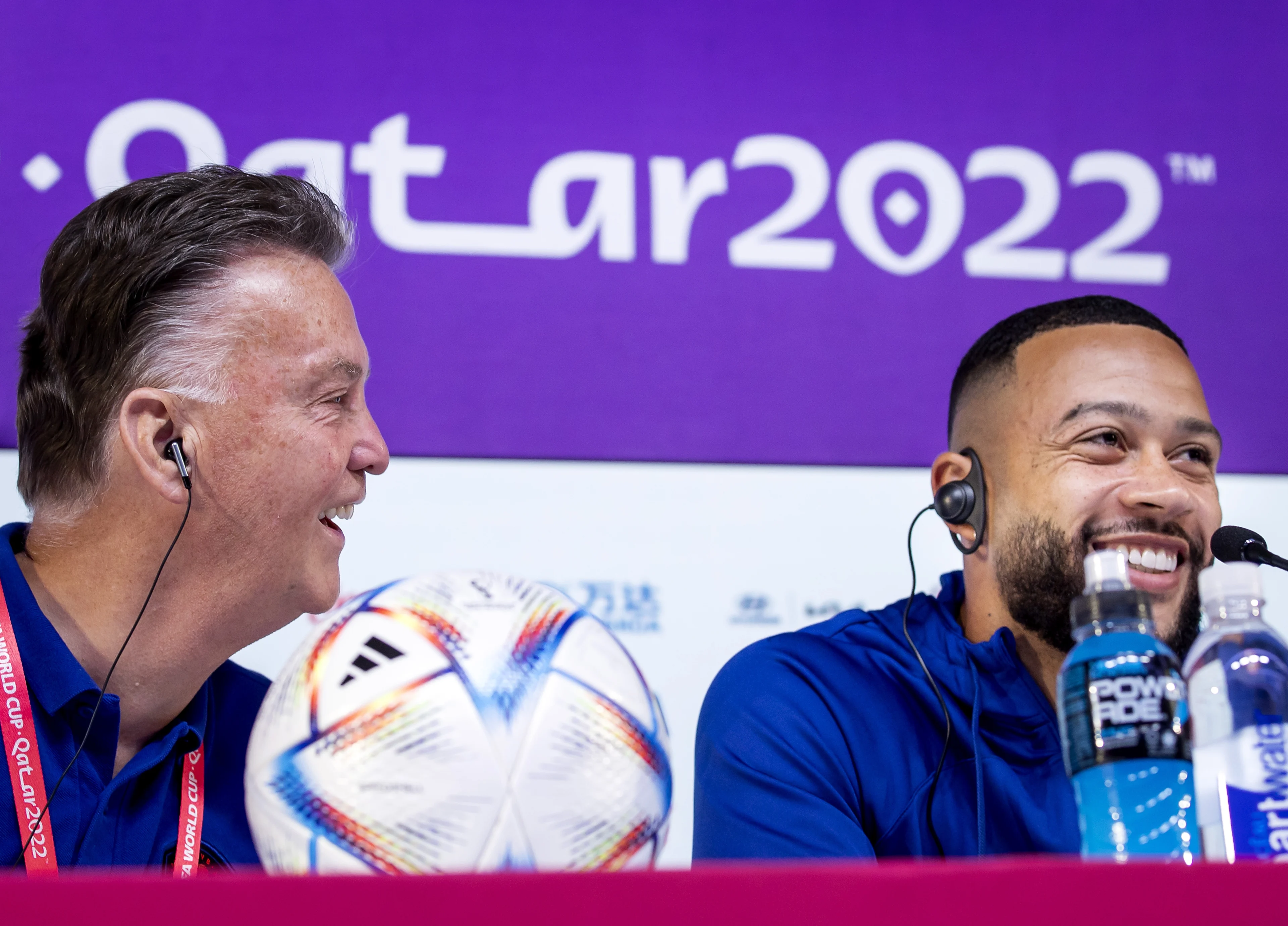 Van Gaal veroorzaakt opnieuw hilariteit met poging tot mondzoen Depay: 'Hij wil niet, jammer dan'