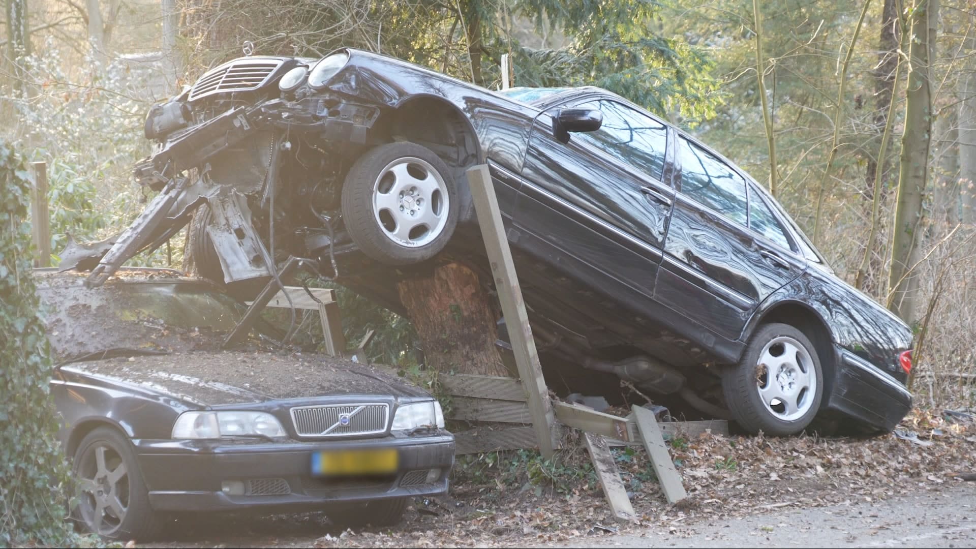 Bizar ongeluk: auto belandt bovenop geparkeerde wagen in Wijster