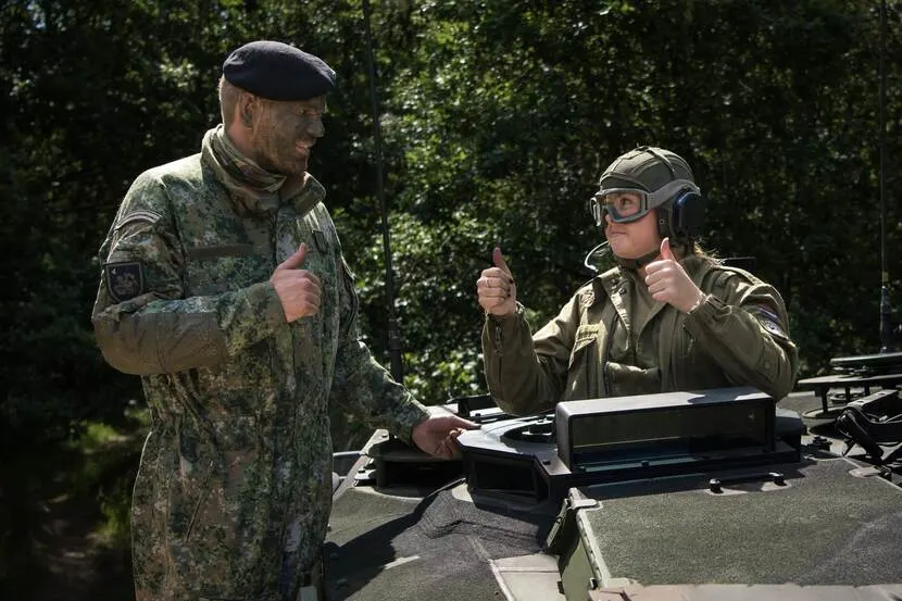 Prinses Amalia vliegt in F-16, rijdt in gevechtstank en duikt in onderzeeër voor kennismaking met krijgsmacht