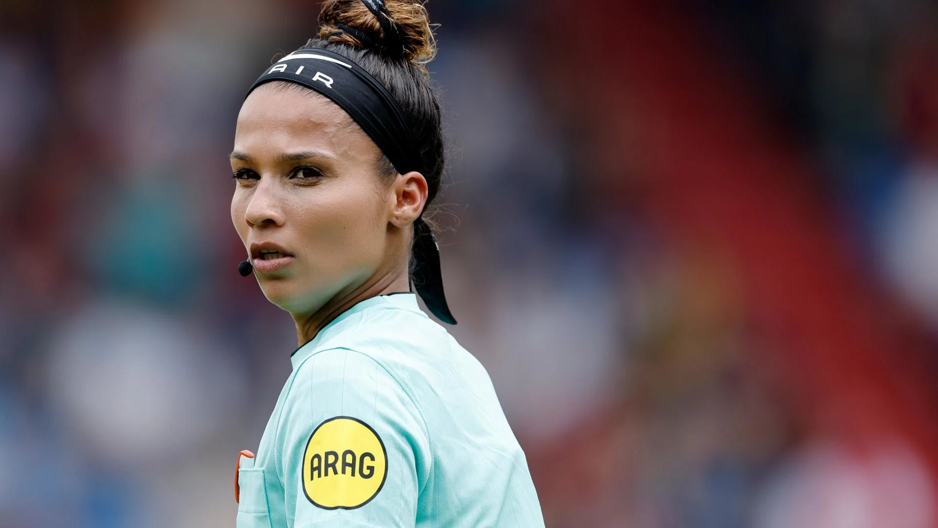 Betaald mannenvoetbal krijgt voor het eerst vrouwelijke scheids