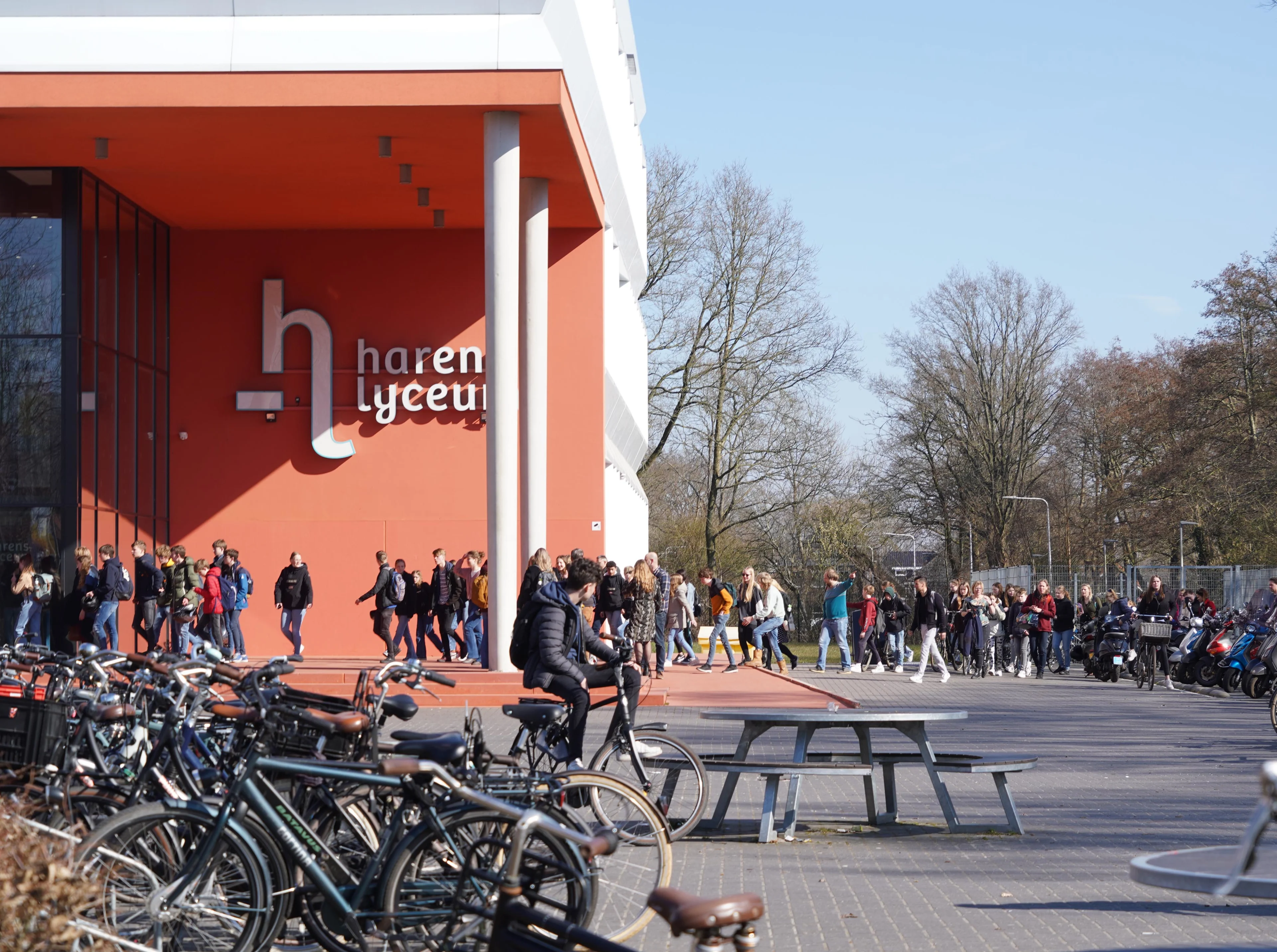 Lyceum in Haren ontruimd vanwege gewapende man in school