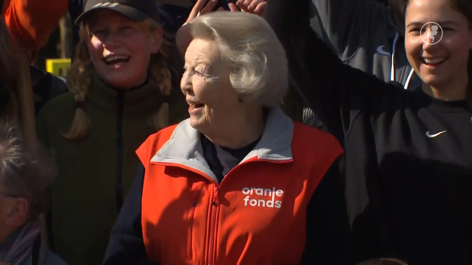Prinses Beatrix doet klusjes voor NLdoet in speeltuin Utrecht