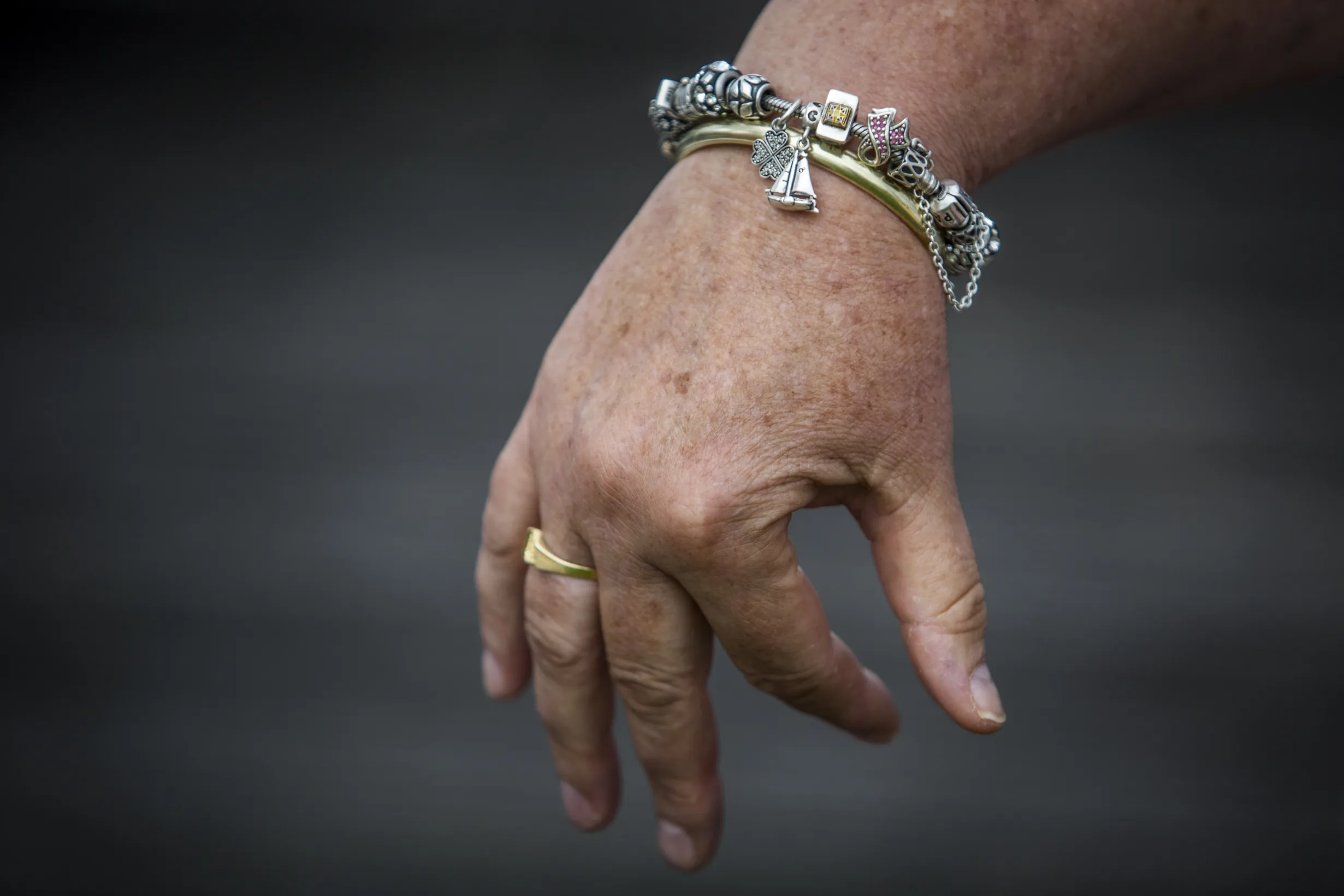 'Verdwaald' trio berooft 83-jarige vrouw van gouden armbanden
