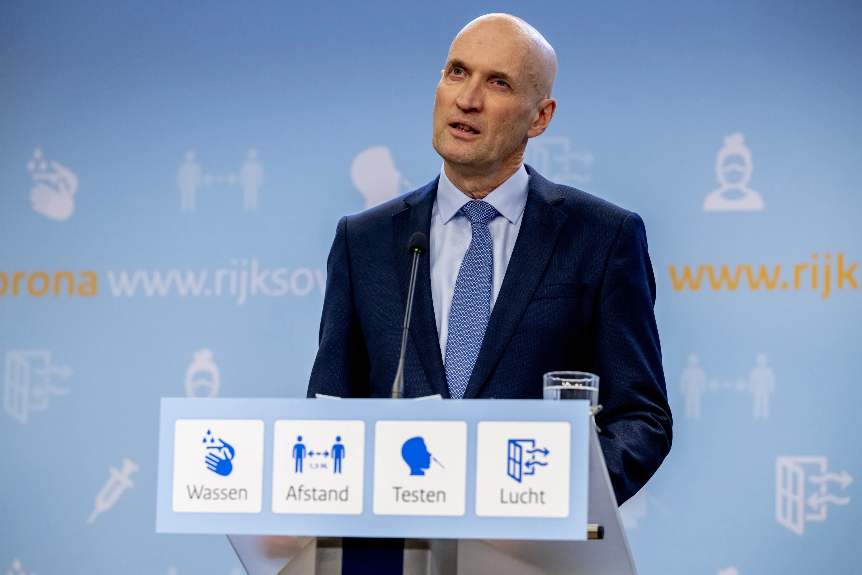 Kuipers houdt coronamaatregelen achter de hand om in te kunnen grijpen bij 'zorgwekkende' variant