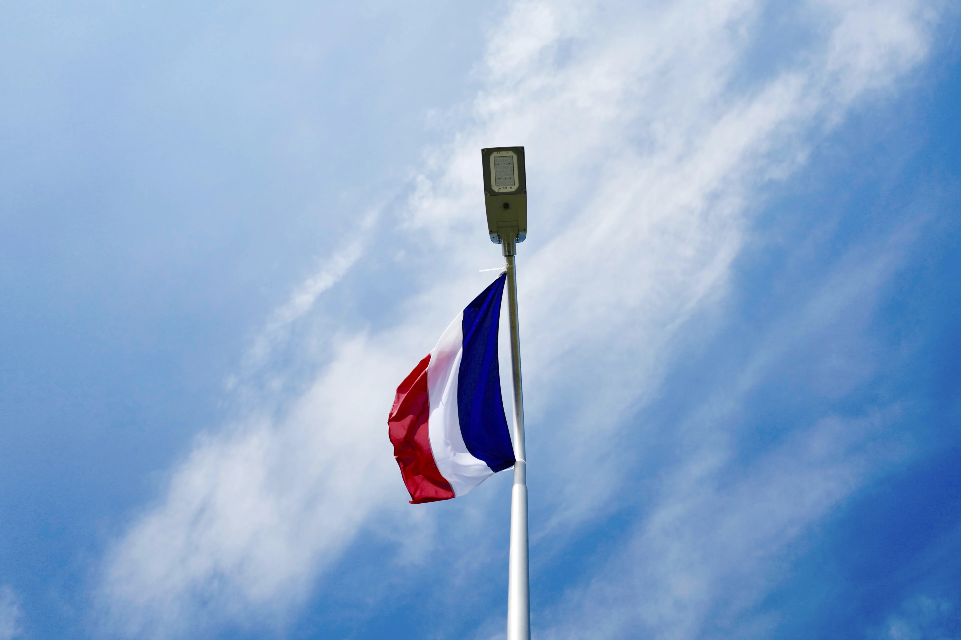 Gelderland gaat omgekeerde vlaggen weghalen wegens gevaar door najaarsweer