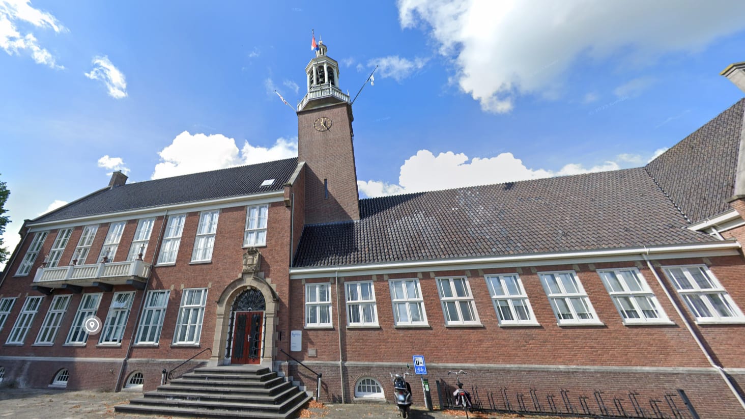 Auto vat vlam nadat man (42) op gemeentehuis Hoogeveen inrijdt 