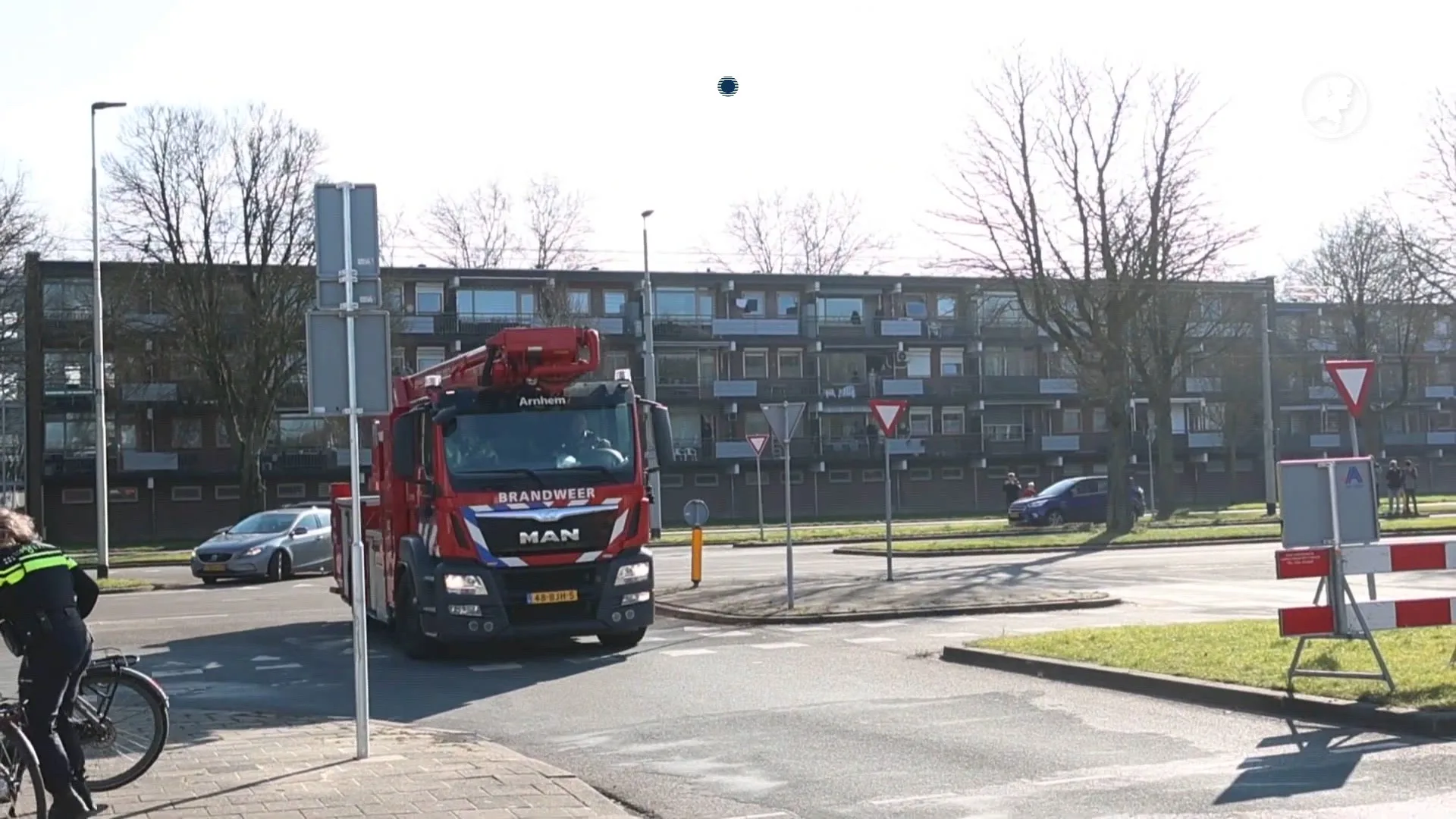 Man (33) valt van klimwand in Arnhem, hulpdiensten massaal ter plaatse