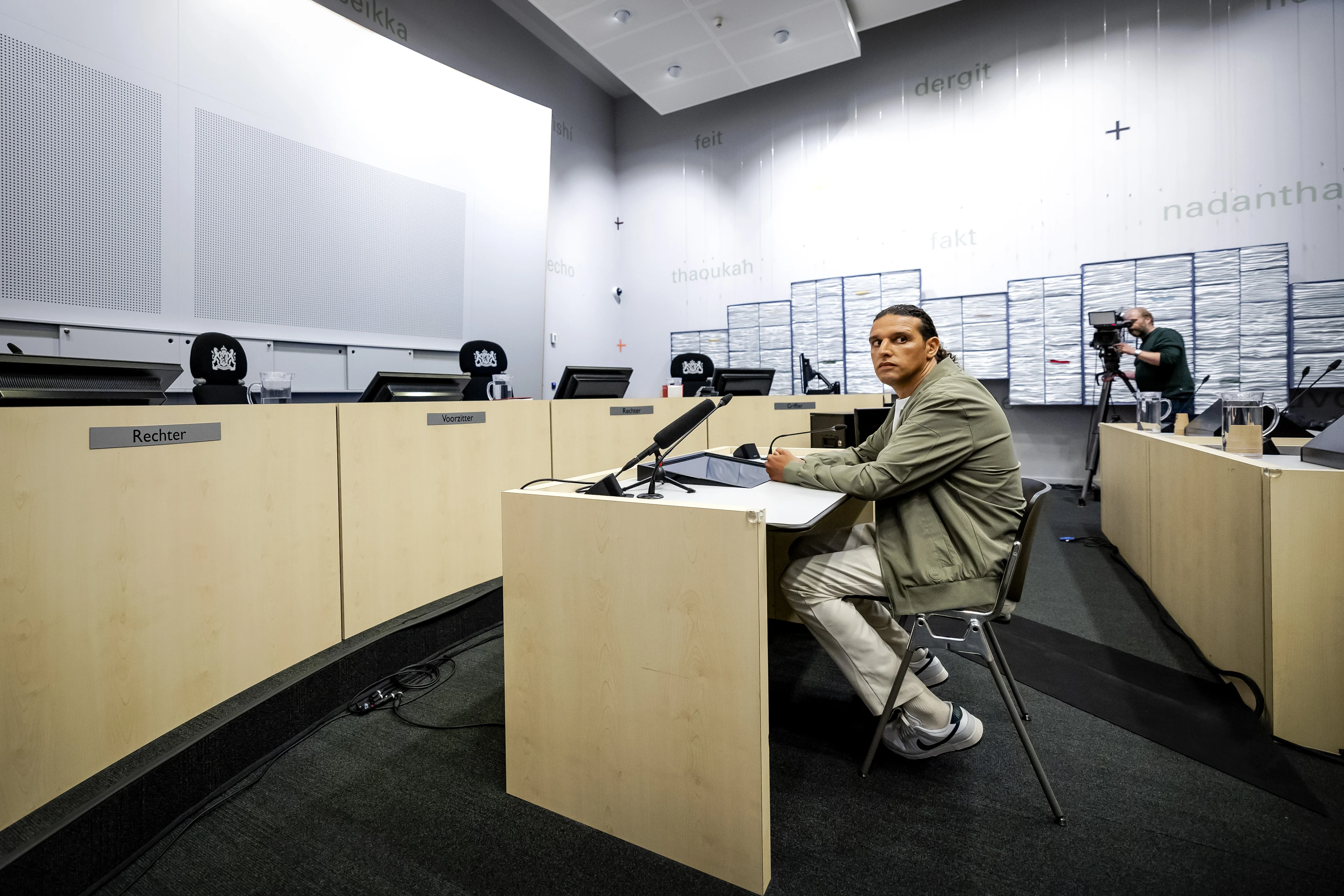 Ali B ontkent dat hij zich liet aftrekken op bospad door ex-kandidaat The Voice: 'Zo is het niet gegaan'