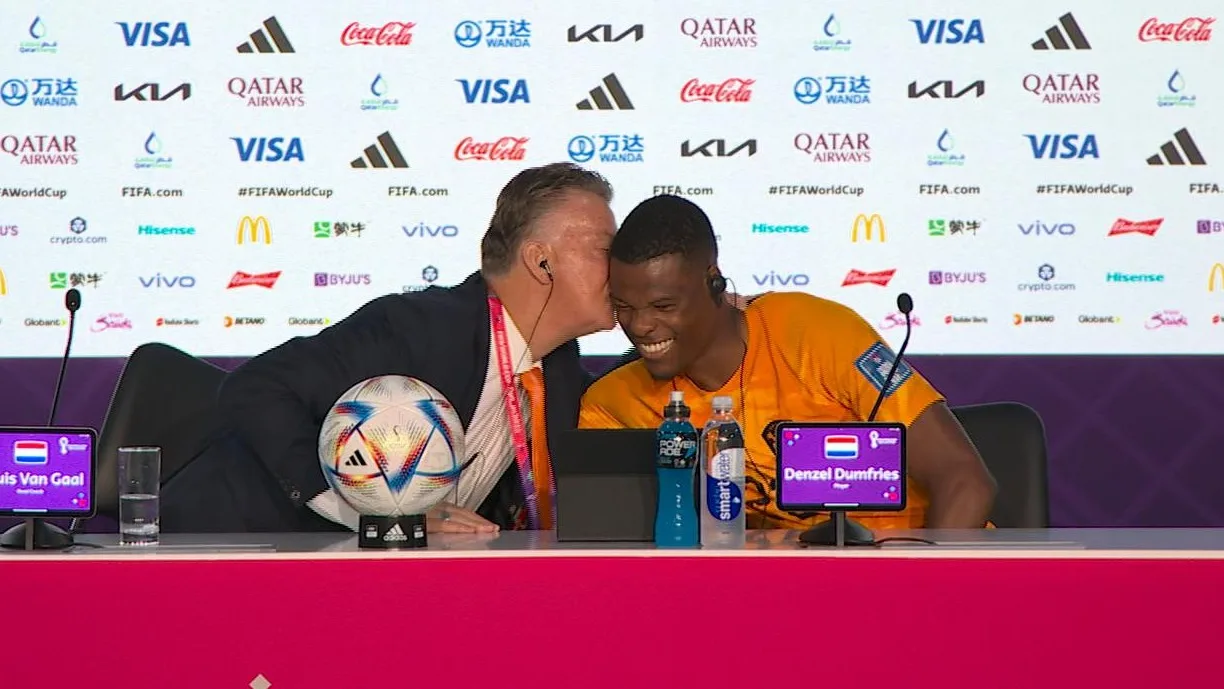 Van Gaal geeft dikke zoen aan Dumfries: 'Ongelooflijk trots'