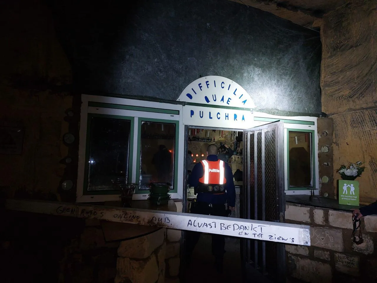 Politie ontdekt illegaal café diep in de grotten bij Limburg