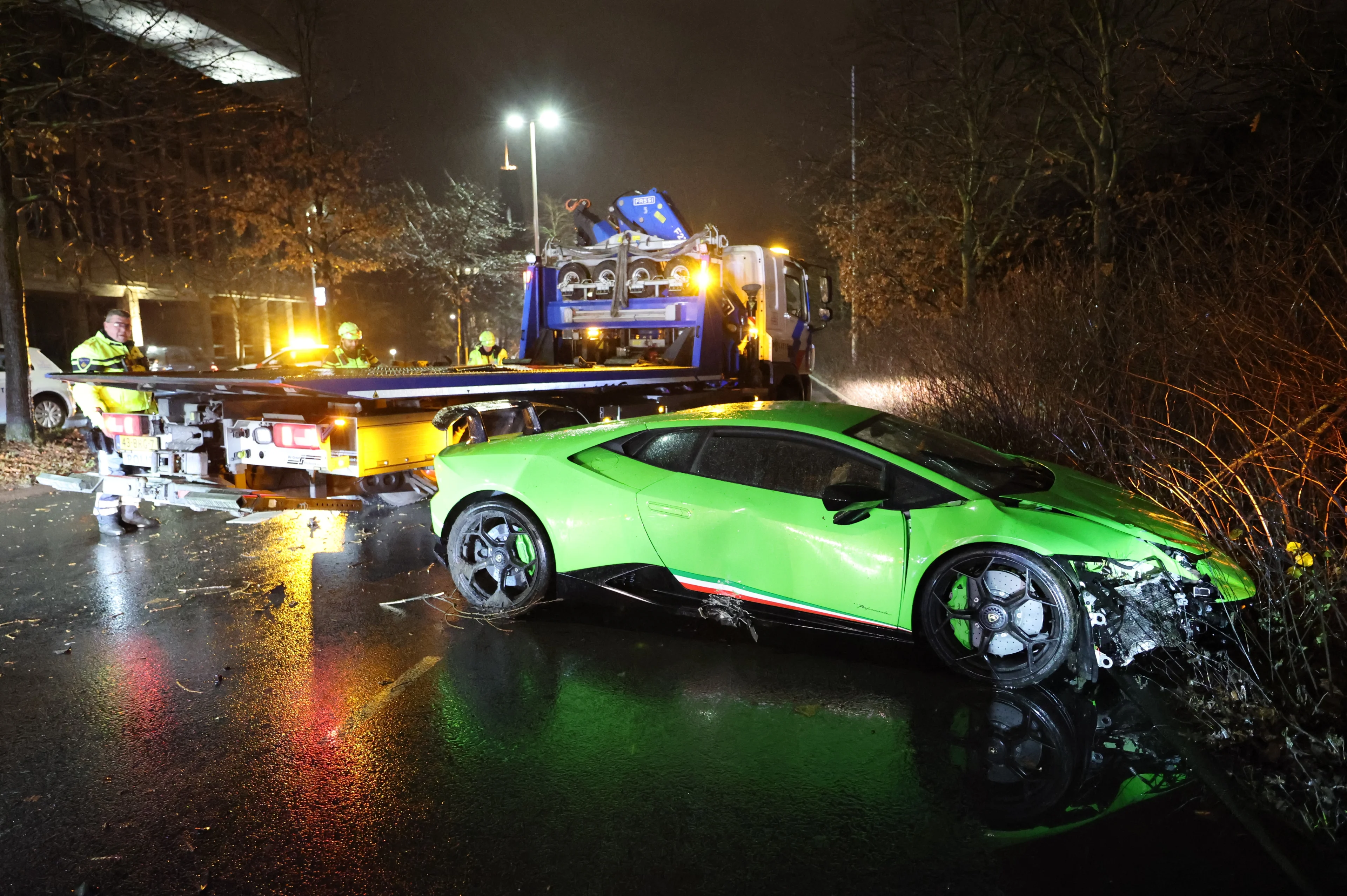Peperdure gifgroene Lamborghini in de prak bij ongeval Den Haag