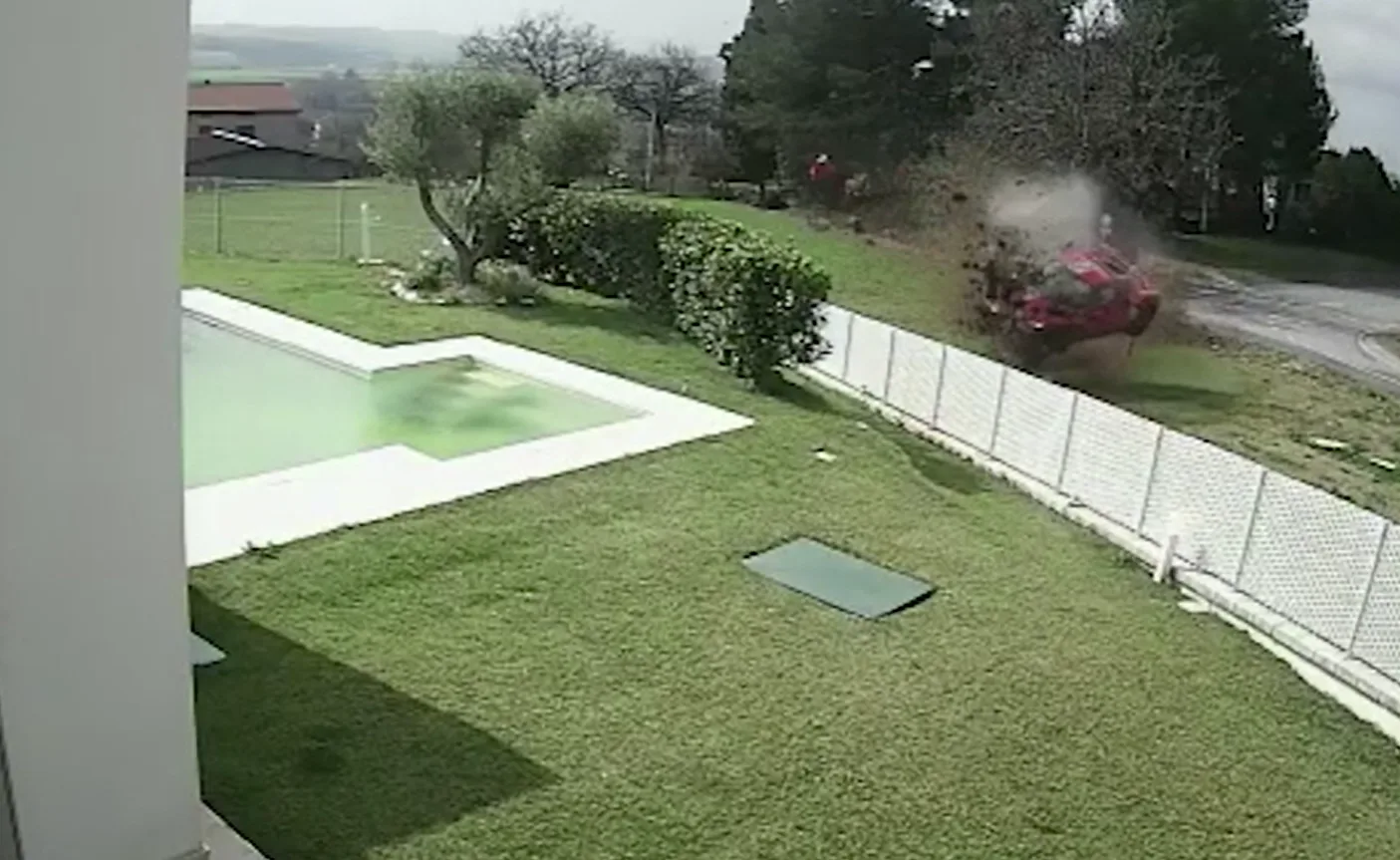 ‘Nederlander en Belg’ rijden peperdure Ferrari's op spectaculaire wijze in de prak