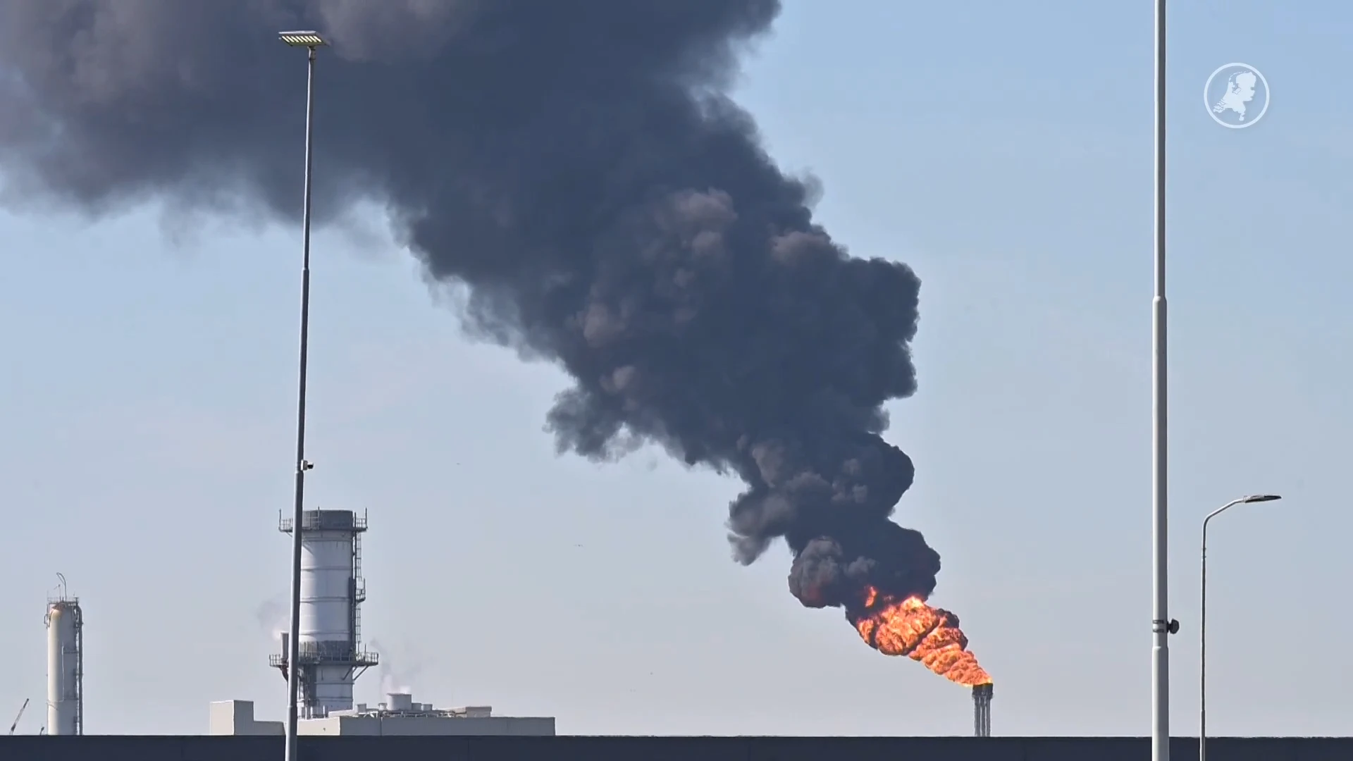 Grote brand door stroomdip in Moerdijk