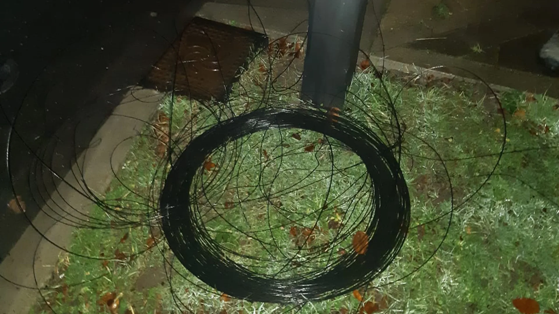 Fietser valt door over weg gespannen ijzerdraad in Oldebroek