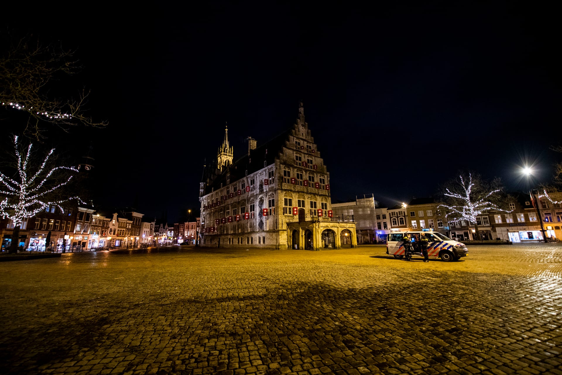 Eerste avondklok in Nederland: rellen, brandjes en aanhoudingen, maar ook doodse stilte