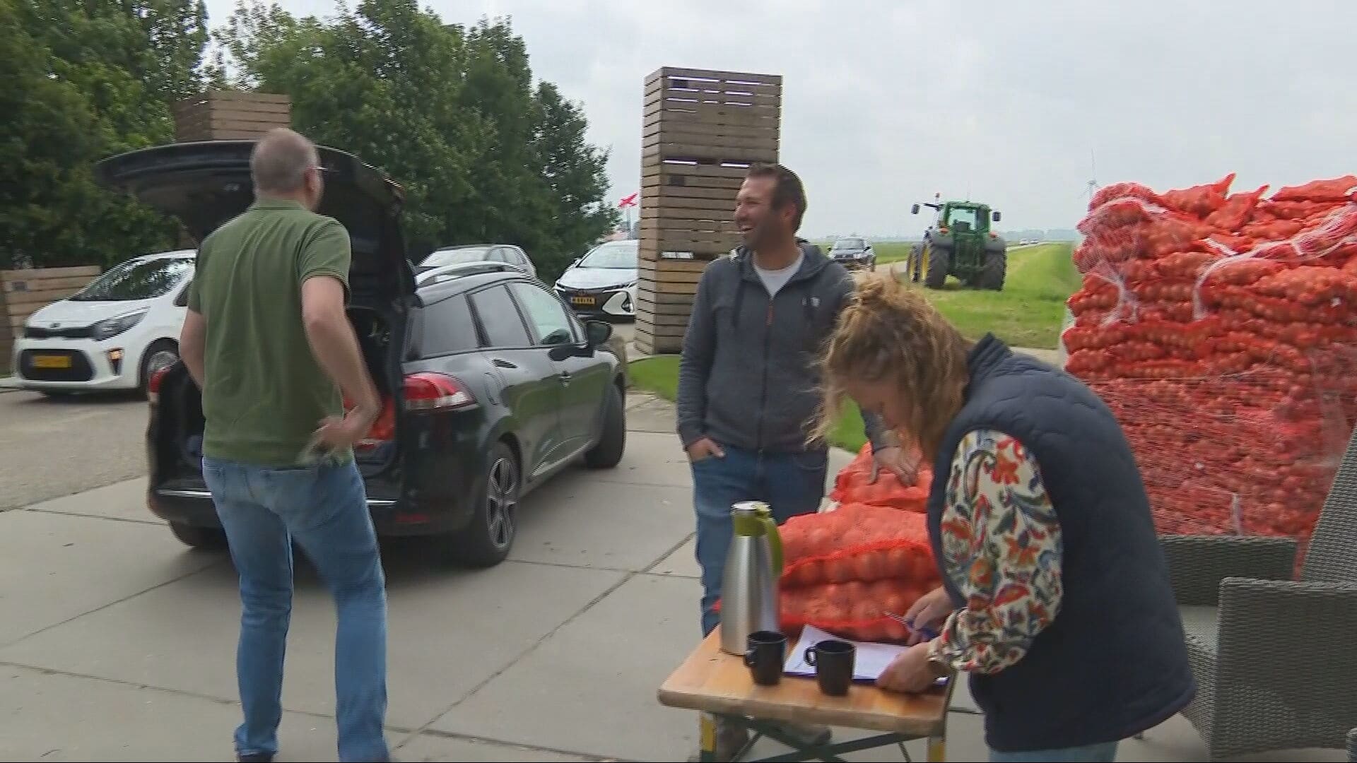 Z'n uien zijn te klein voor de supermarkt, dus verkoopt Bastiaan ze zelf voor een prikkie