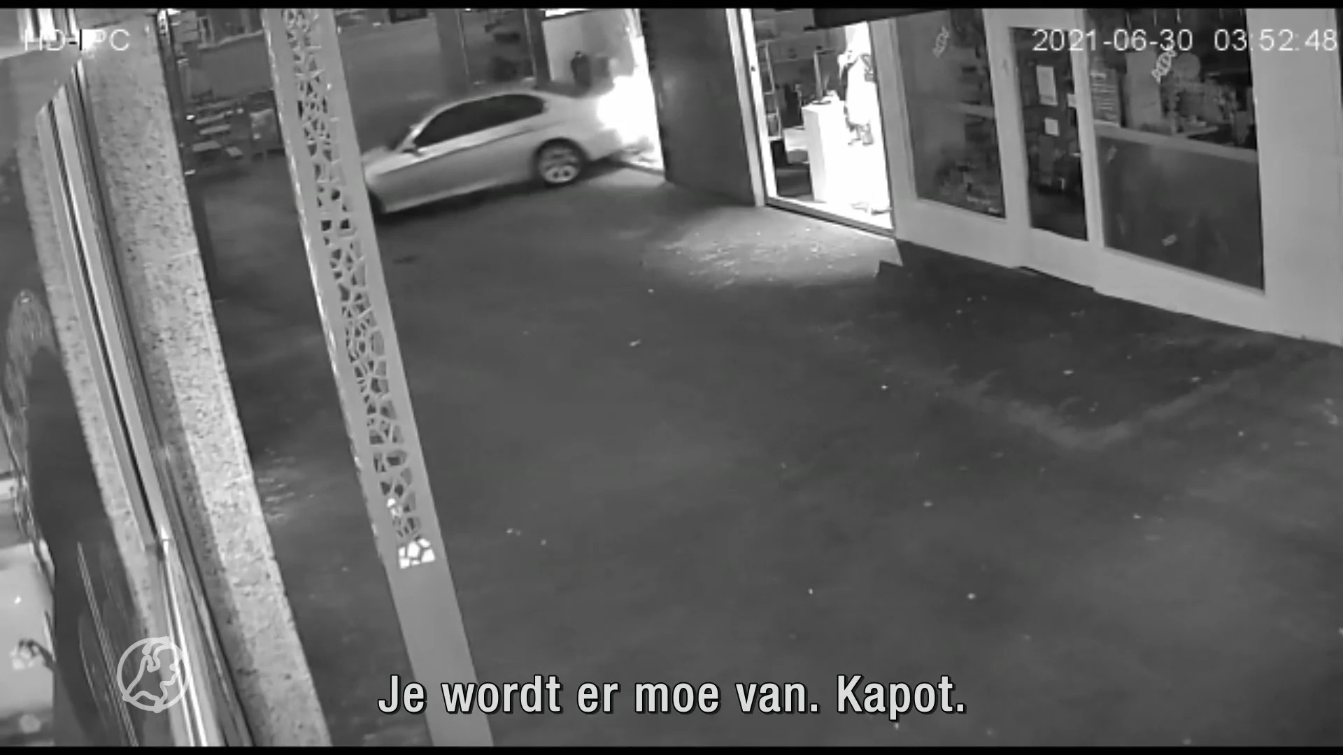 Eigenaar Almelose modezaak radeloos na zoveelste ramkraak: 'Moet ik dan stoppen met mijn winkel?'