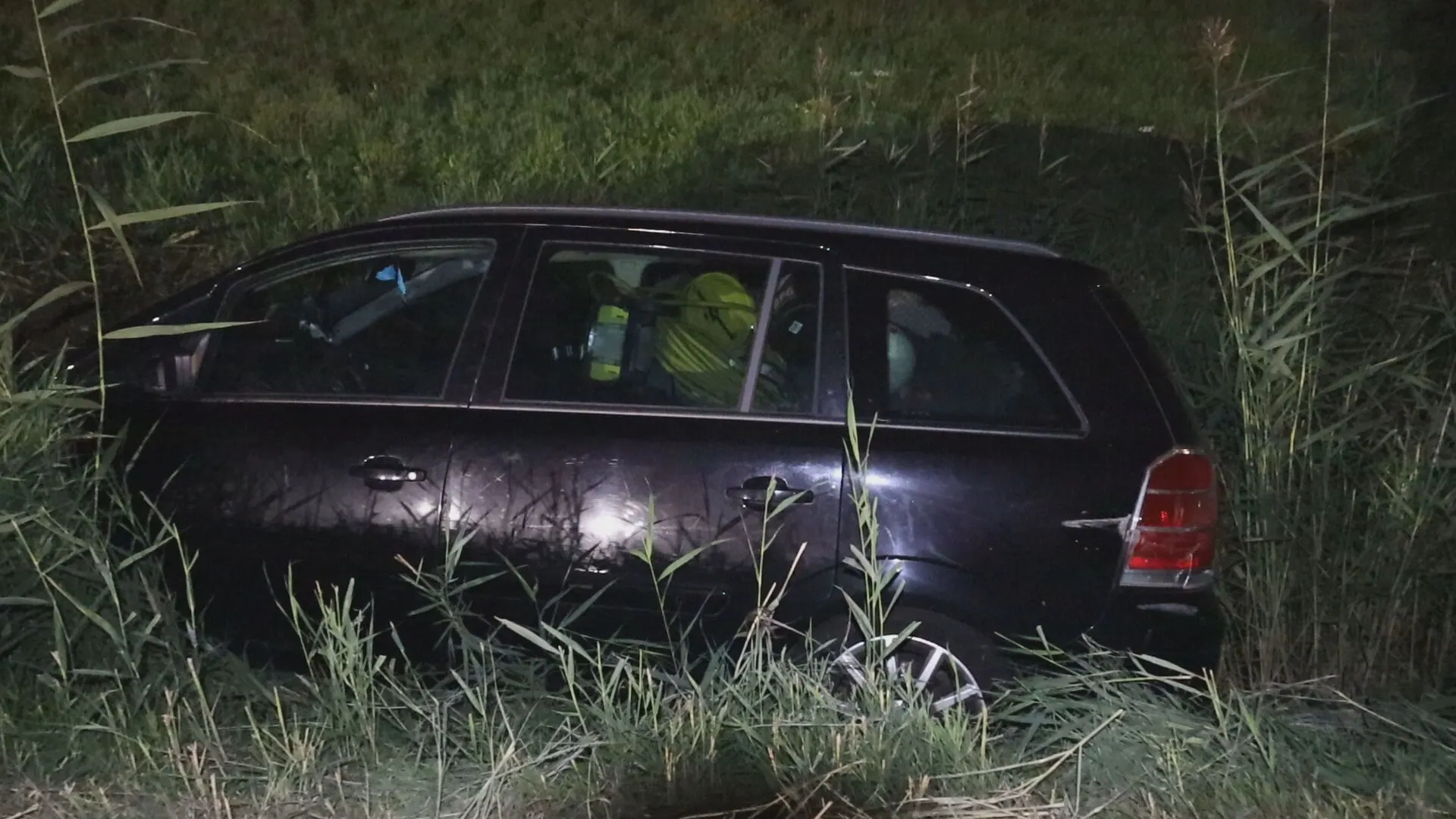 Beschonken vader rijdt met dochter (12) op de achterbank de sloot in bij Waalwijk