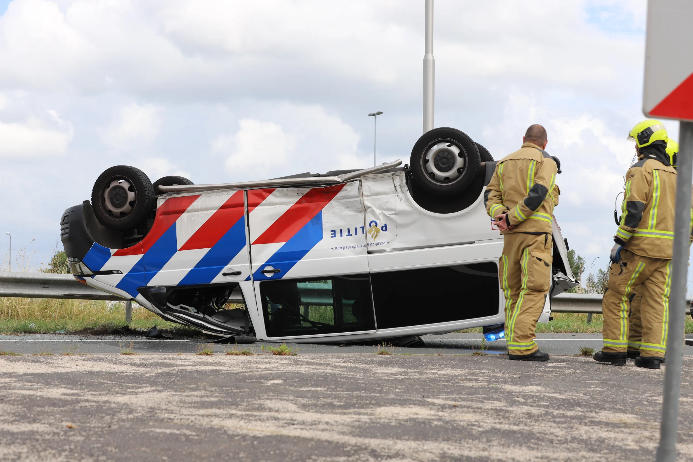 Agenten crashen op andere auto tijdens spoedrit in Delft, mogelijk drie mensen naar het ziekenhuis