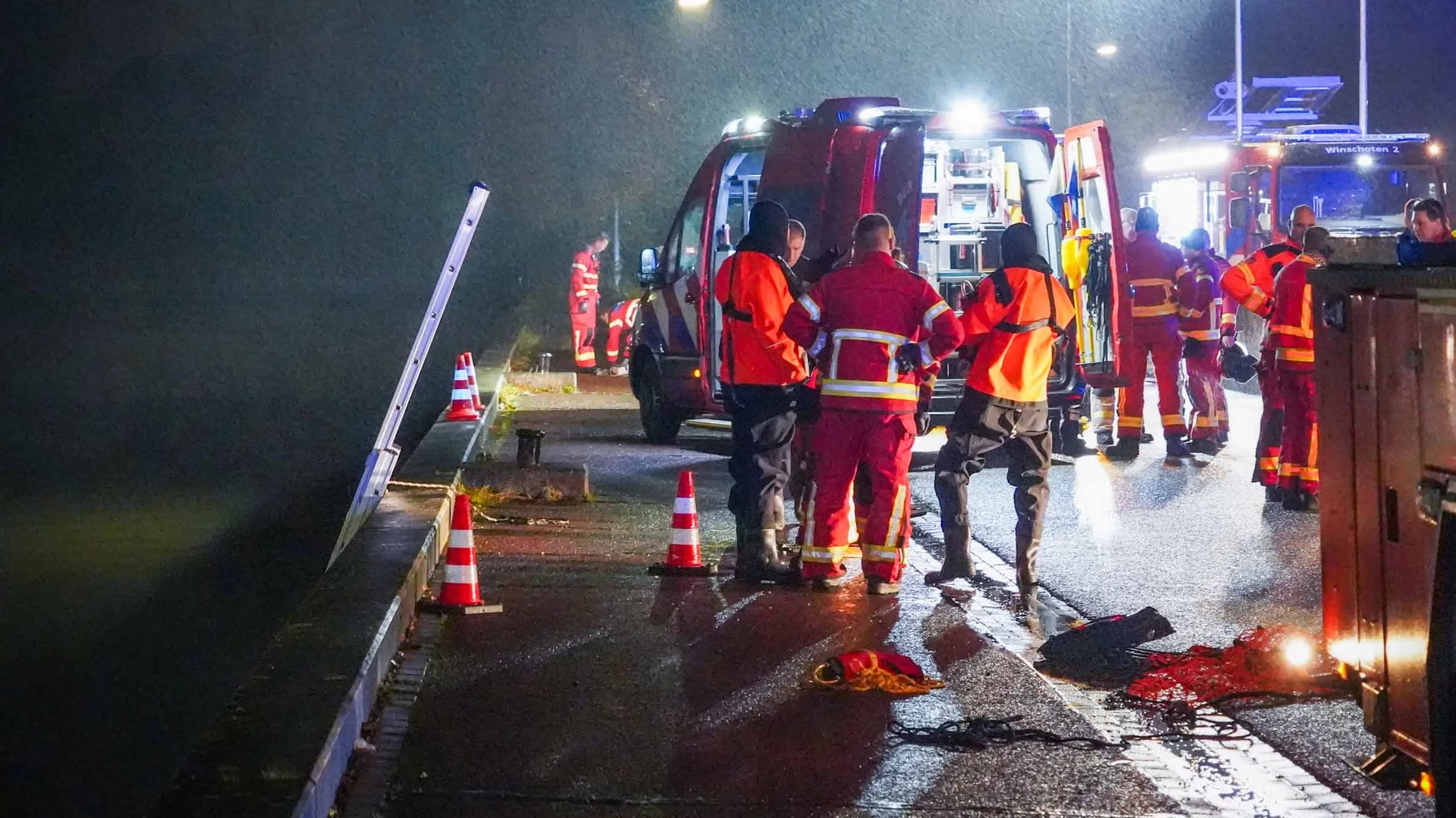 Auto bij car meeting in water beland, hulpdiensten uitgerukt voor gewonden