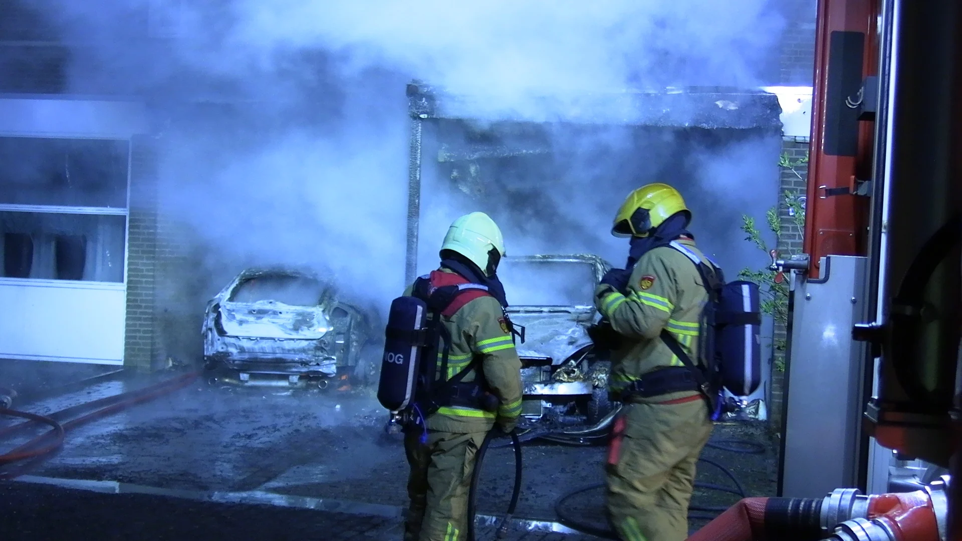 Auto's verwoest en woningen onbewoonbaar door vermoedelijke brandstichting