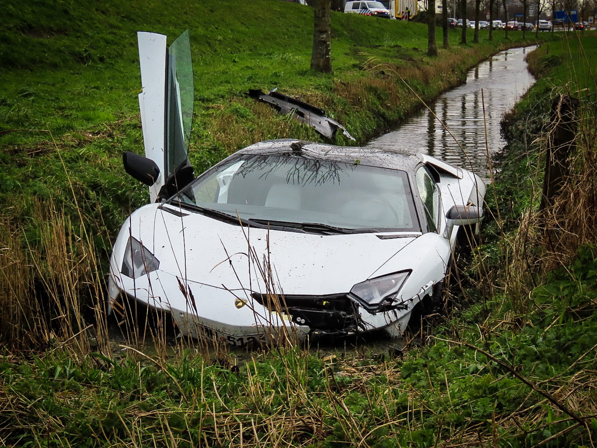 Peperdure Lamborghini crasht in sloot bij Heemskerk, bestuurder spoorloos