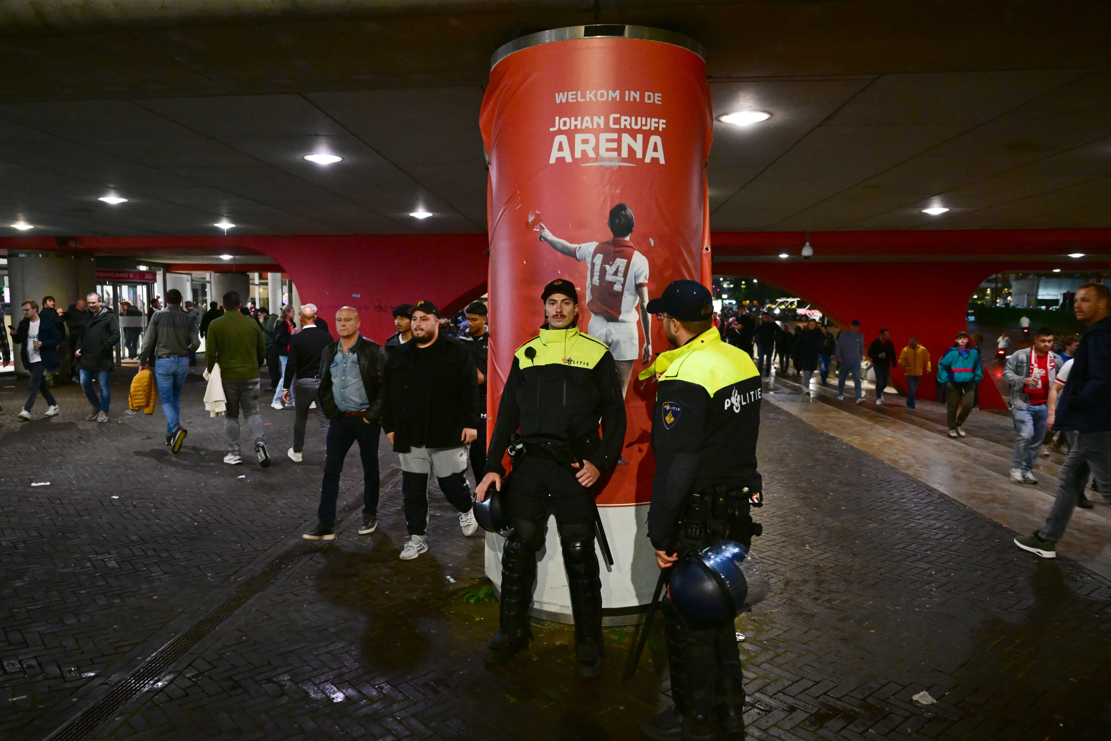 Meerdere agenten lichtgewond geraakt rondom wedstrijd Ajax - Marseille