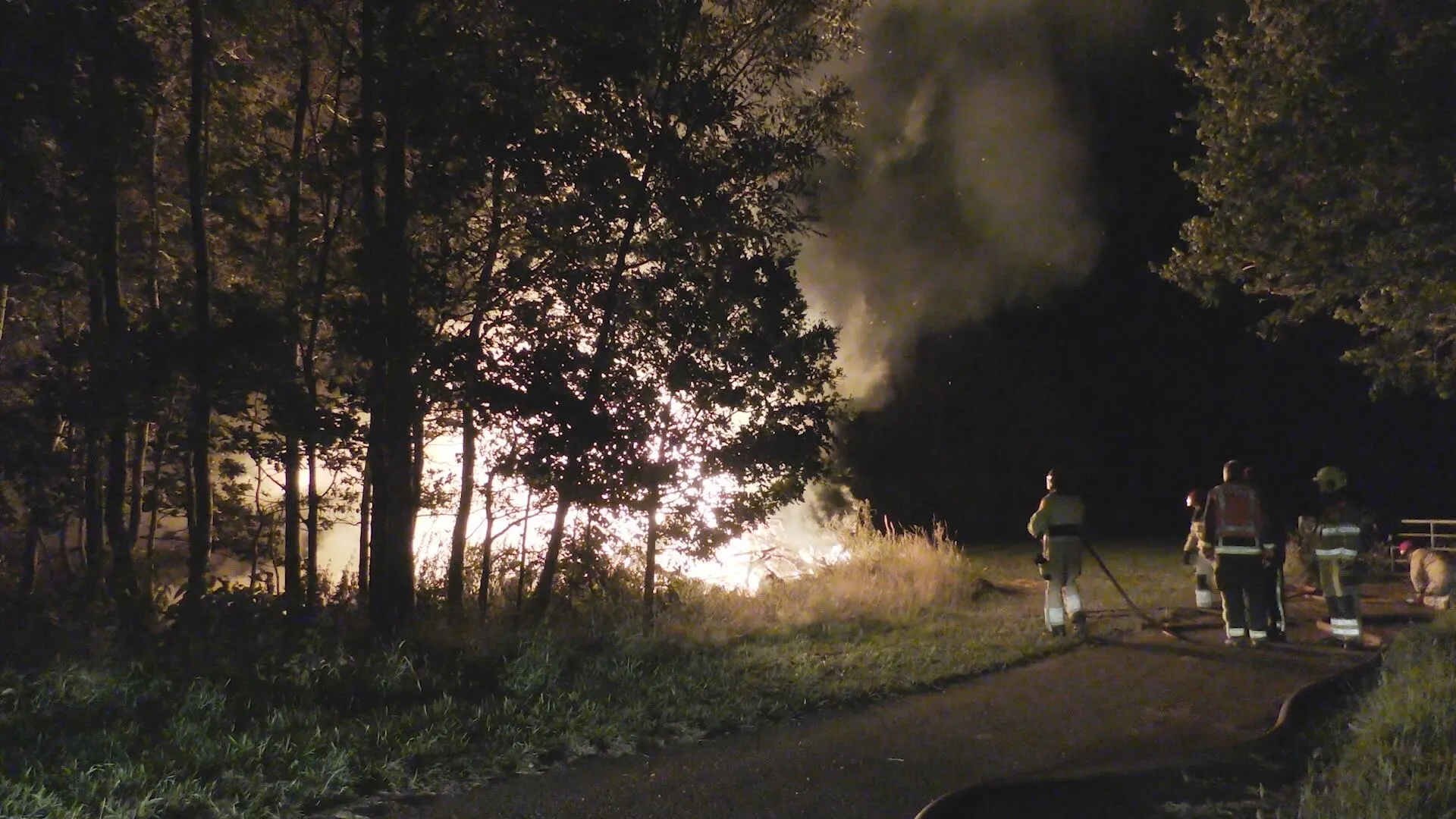 Bult met hooi en groepjes bomen in brand langs A7 nabij Marum