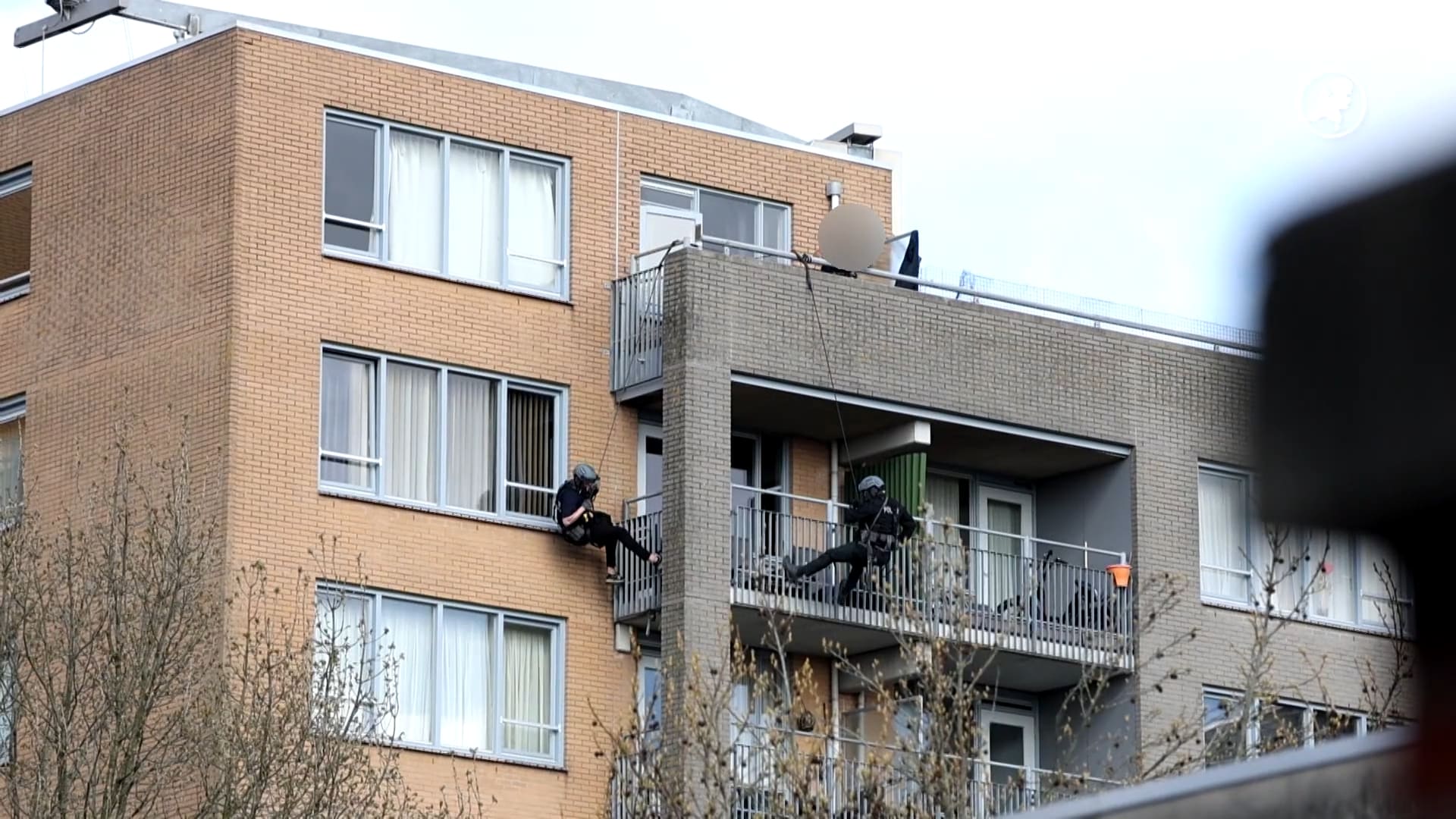 Arrestatieteam haalt verwarde man van balkon in Amsterdam Nieuw-West