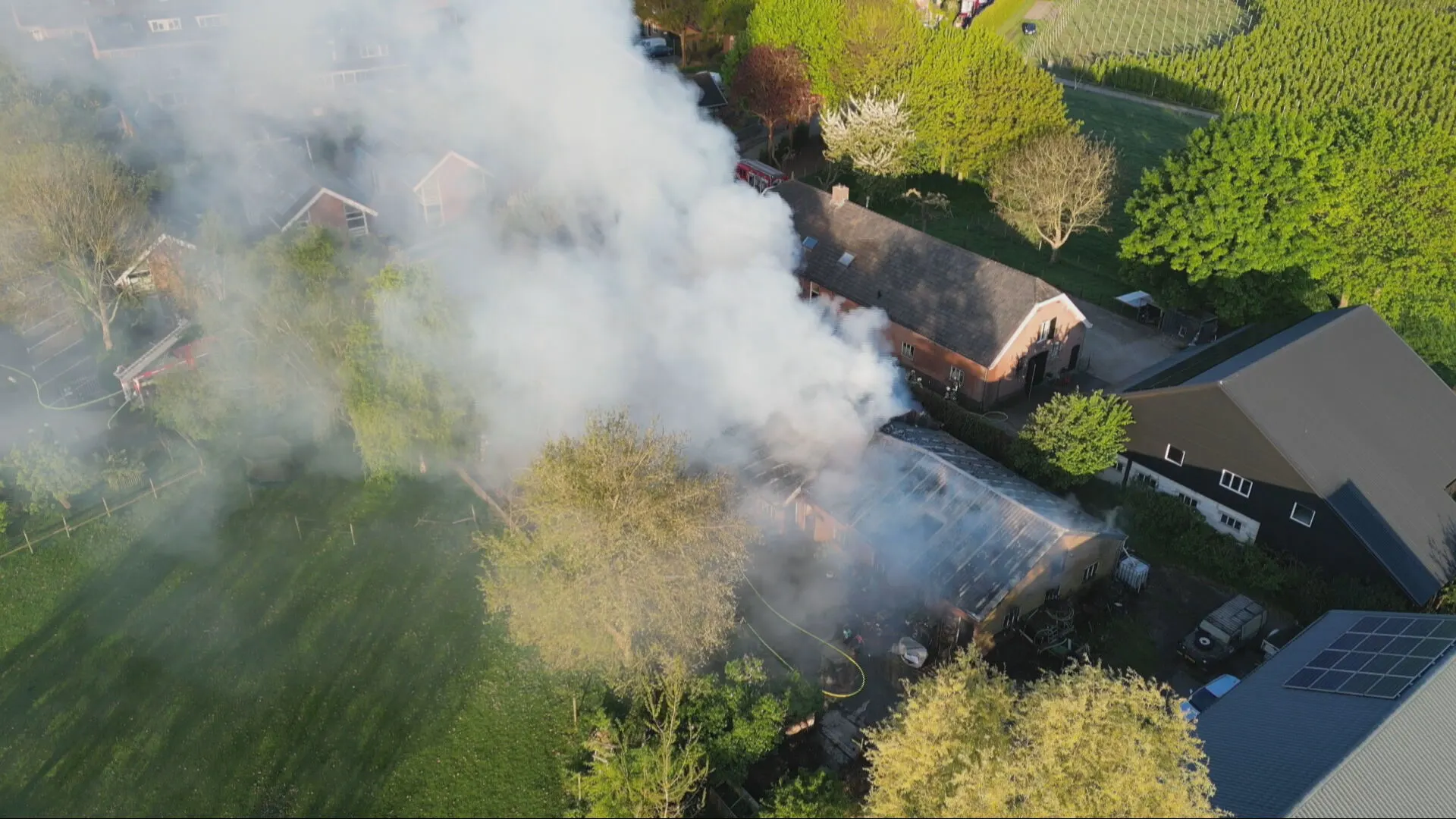 Drie mensen naar ziekenhuis door brand in 't Goy, honden mogelijk nog binnen