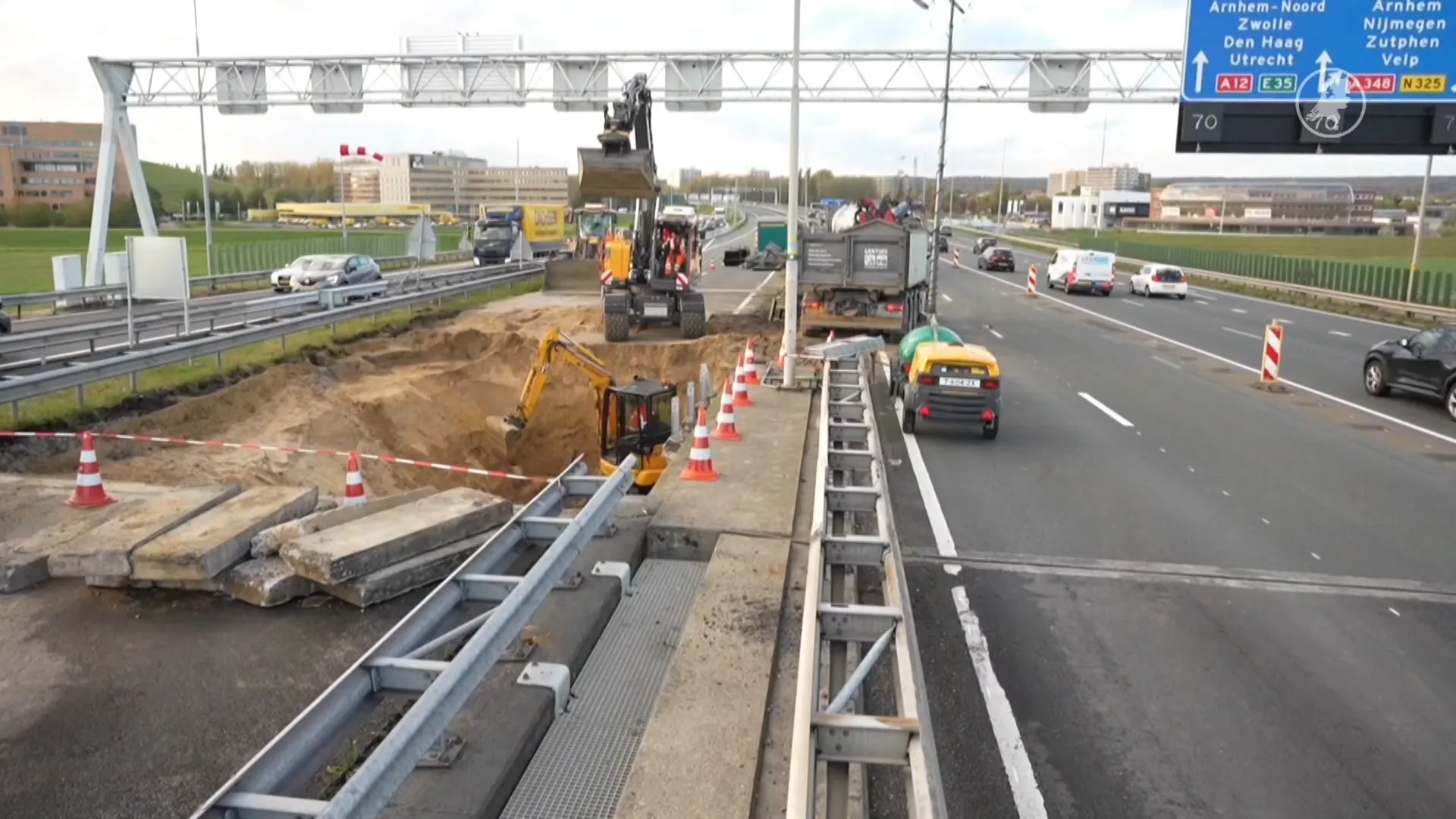 Zo groot is de sinkhole onder de A12 bij Arnhem nu