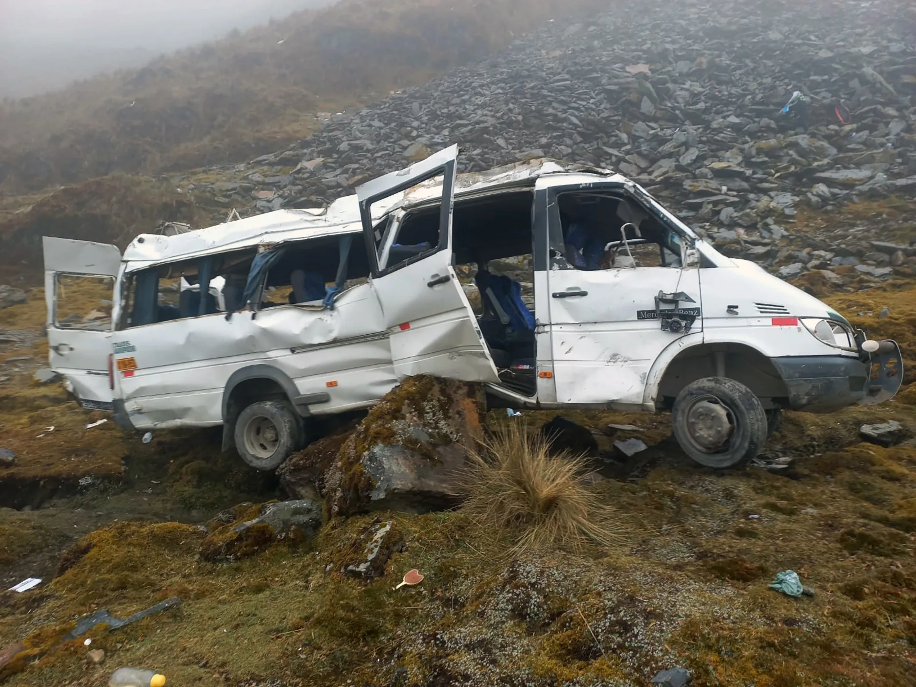 Nederlanders ongedeerd nadat minibus in ravijn stort in Peru